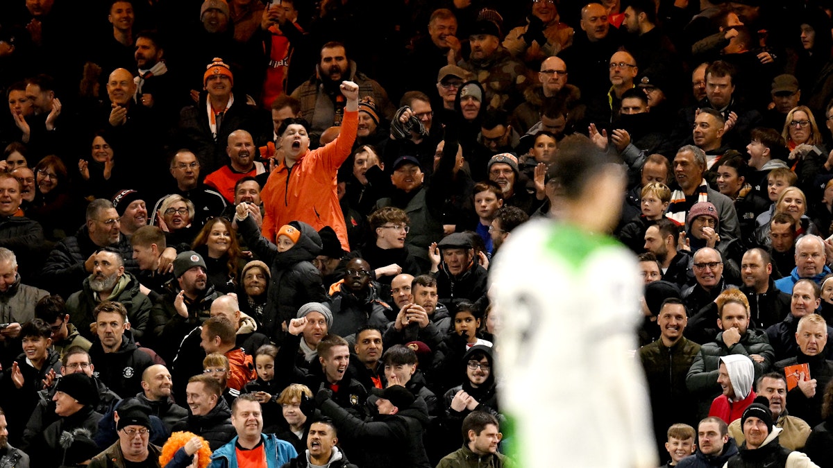 Affronta gli applausi dei bulli dei tifosi di Kenilworth Road