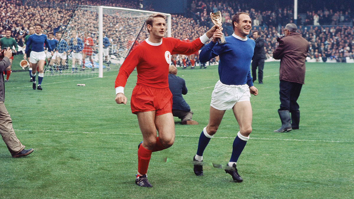 Hunt og Ray Wilson før FA Charity Shield i 1966, der trofeer fra VM ble vist fram.