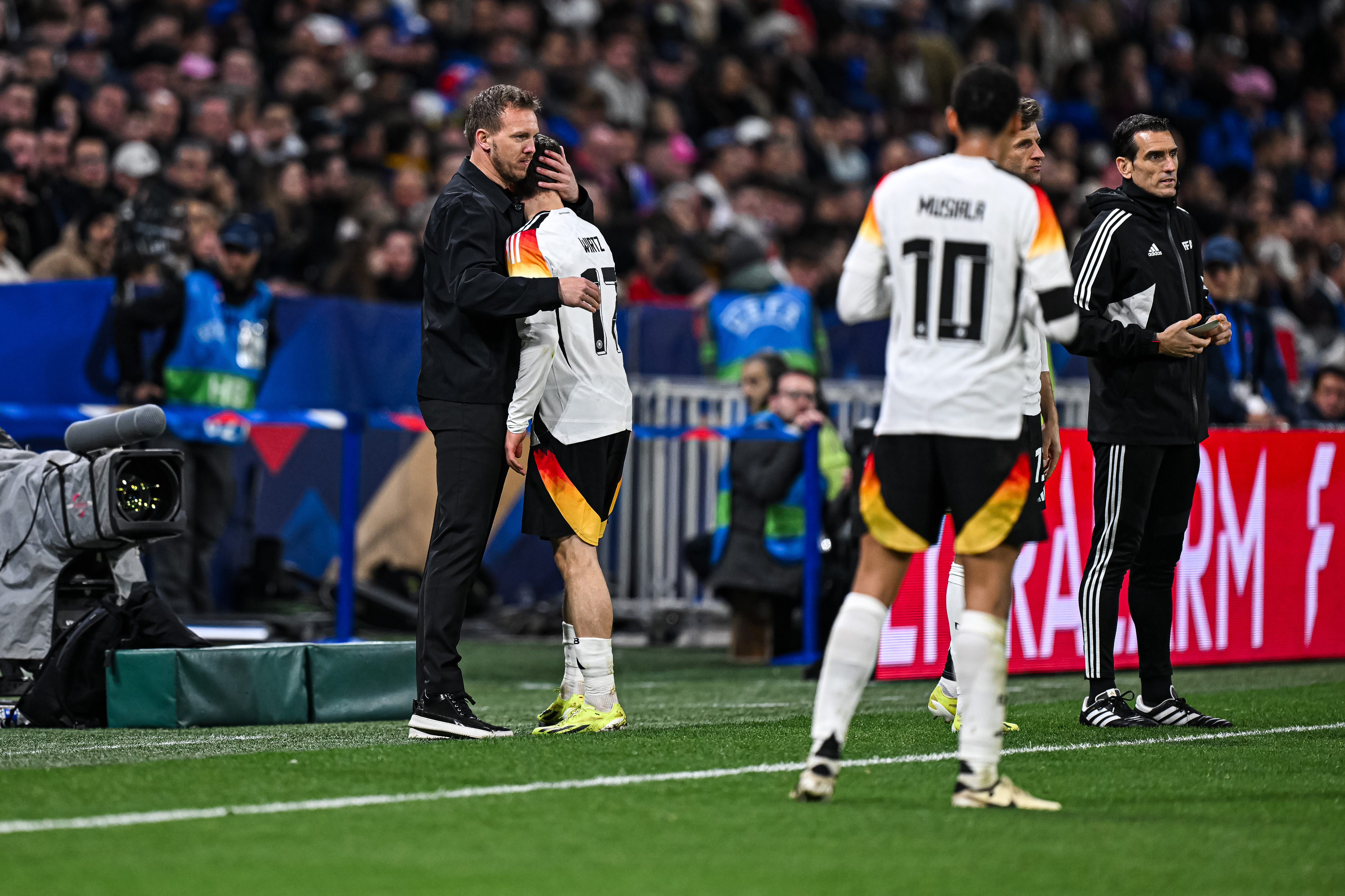 SAMTALER: Julian Nagelsmann har tekstet med Wirtz.