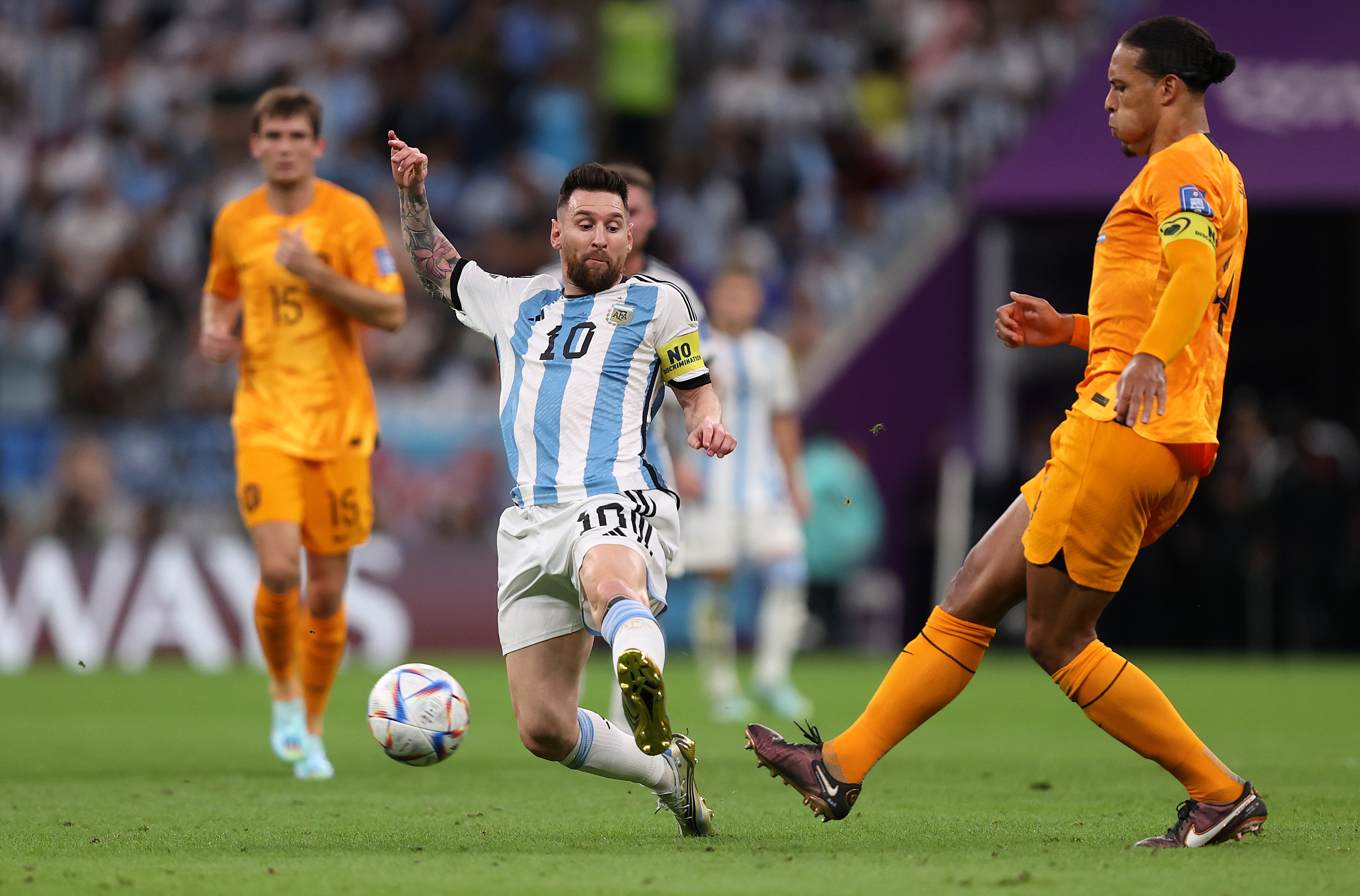 TETT DUELL MED MESSI OG ARGENTINA: Virgil van Dijk var en av dem som bommet da det hele gikk til straffespark.