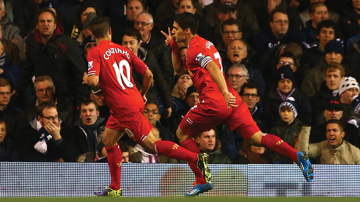 Luis Suarez feirer sammen med Philippe Coutinho i kampen mot Tottenham i desember 2013.