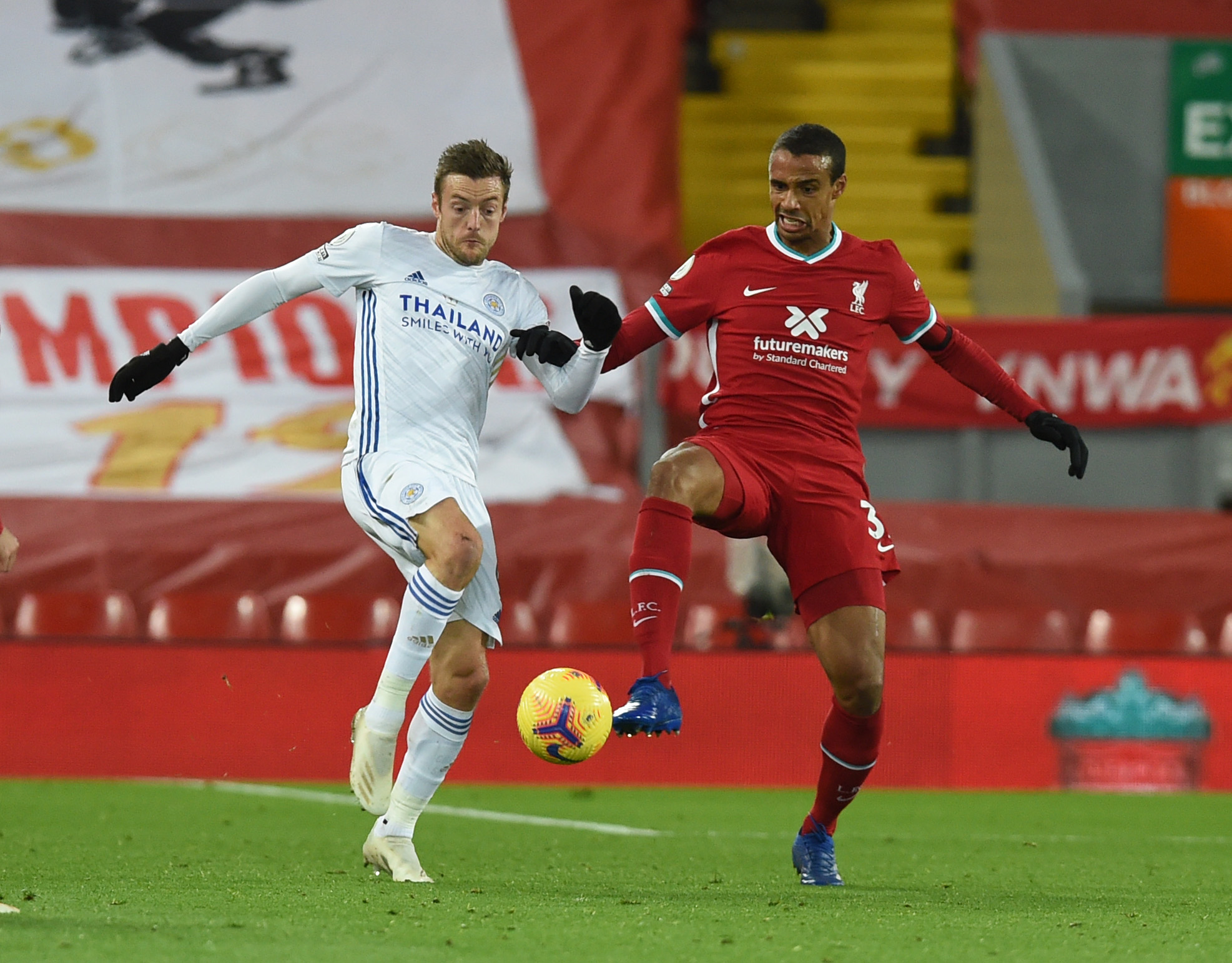 STORT ANSVAR: Joel Matip er den eneste tilgjengelige senior-midtstopperen Klopp har til rådighet, og et stort ansvar hviler på kamerunerens skuldre.