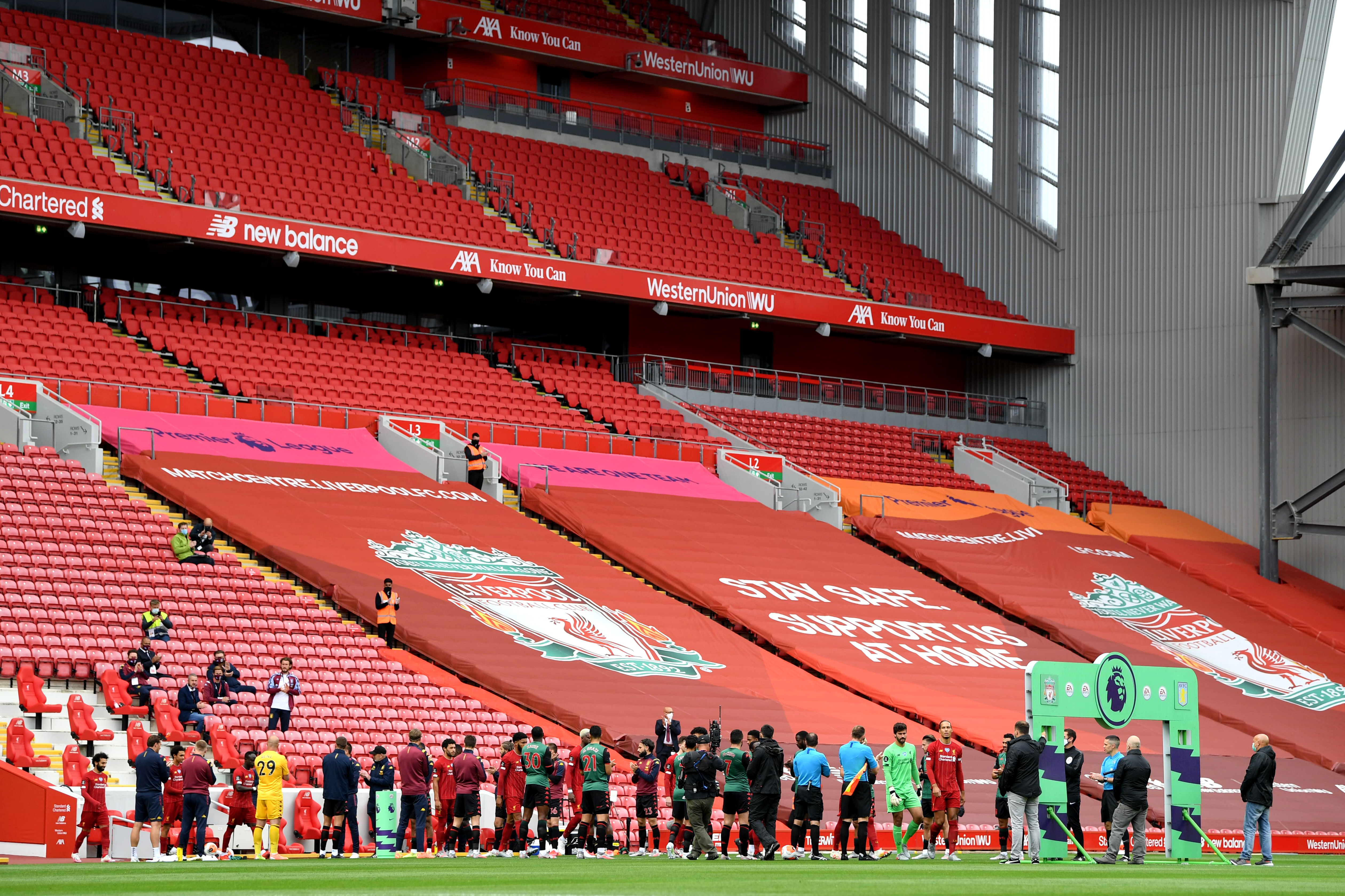 ÆRESVAKT: Aston Villa-spillerne klappet ligamestrene inn på Anfield.