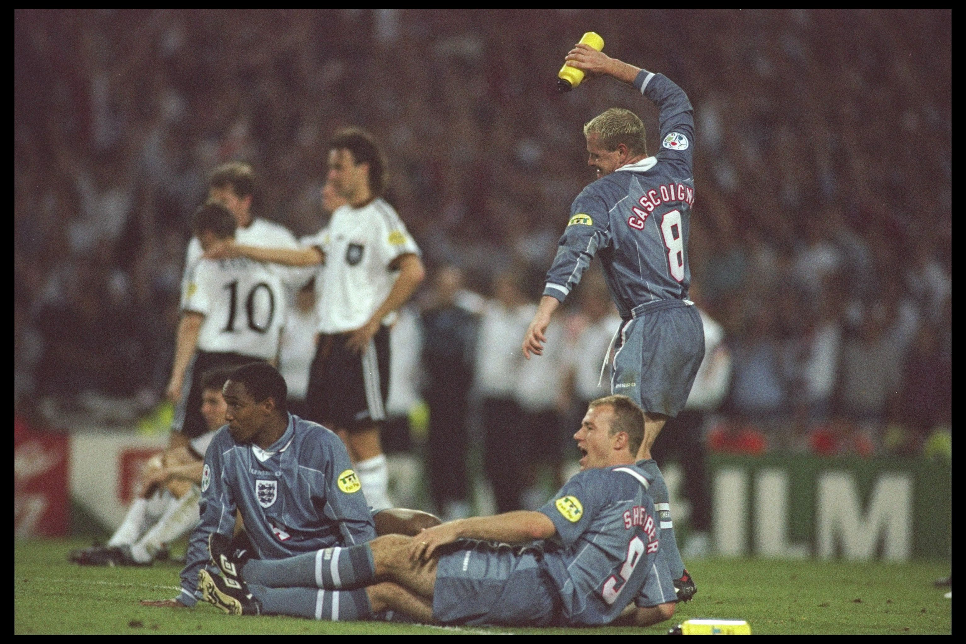 RASTE: Paul Gascoigne kaster drikkeflaska i gresset etter Southgates straffebom. Alt Tyskland trengte å gjøre for å ta seg til finalen var å score på sitt sjette straffespark. Det klarte de.