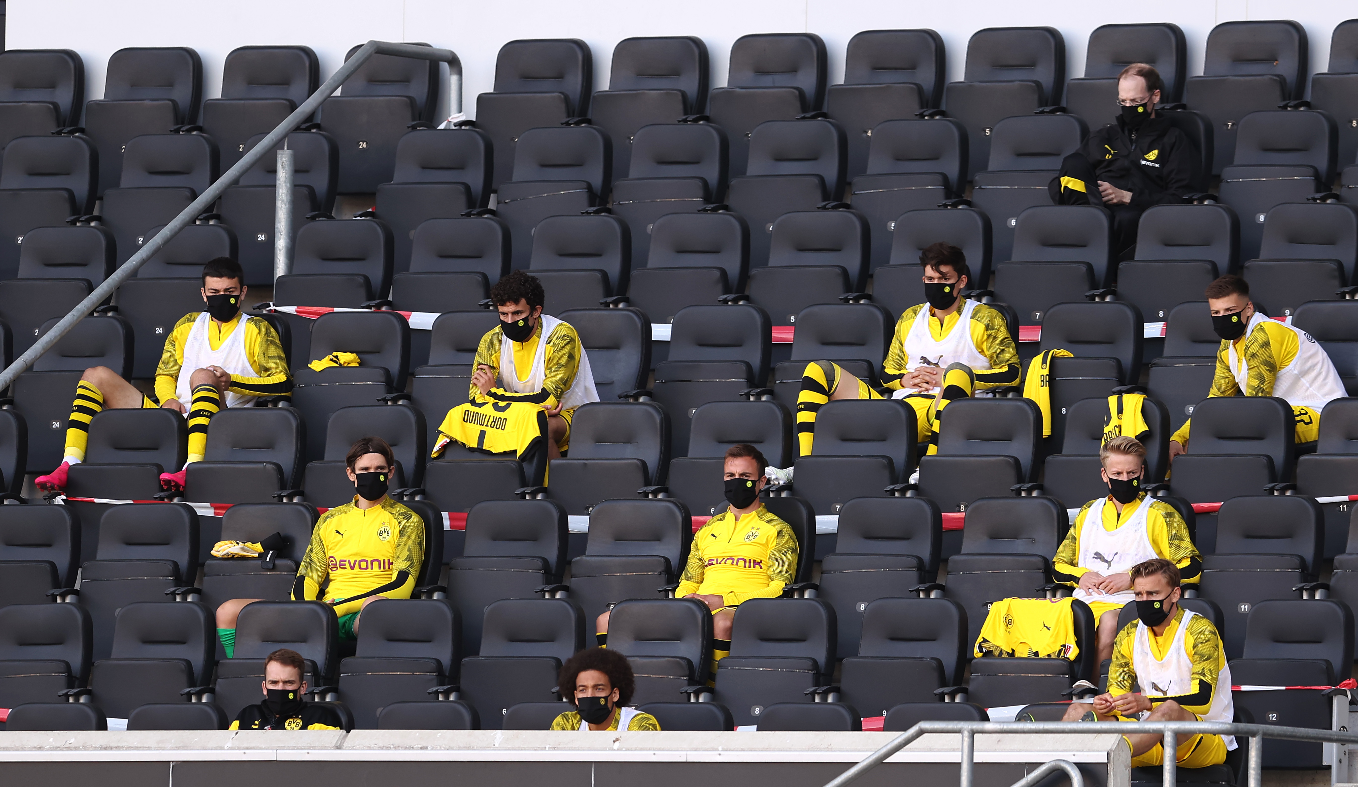 BENKEN: Borussia Dortmunds innbyttere måtte spres ut på tribunen og ha på seg ansiktsmasker.