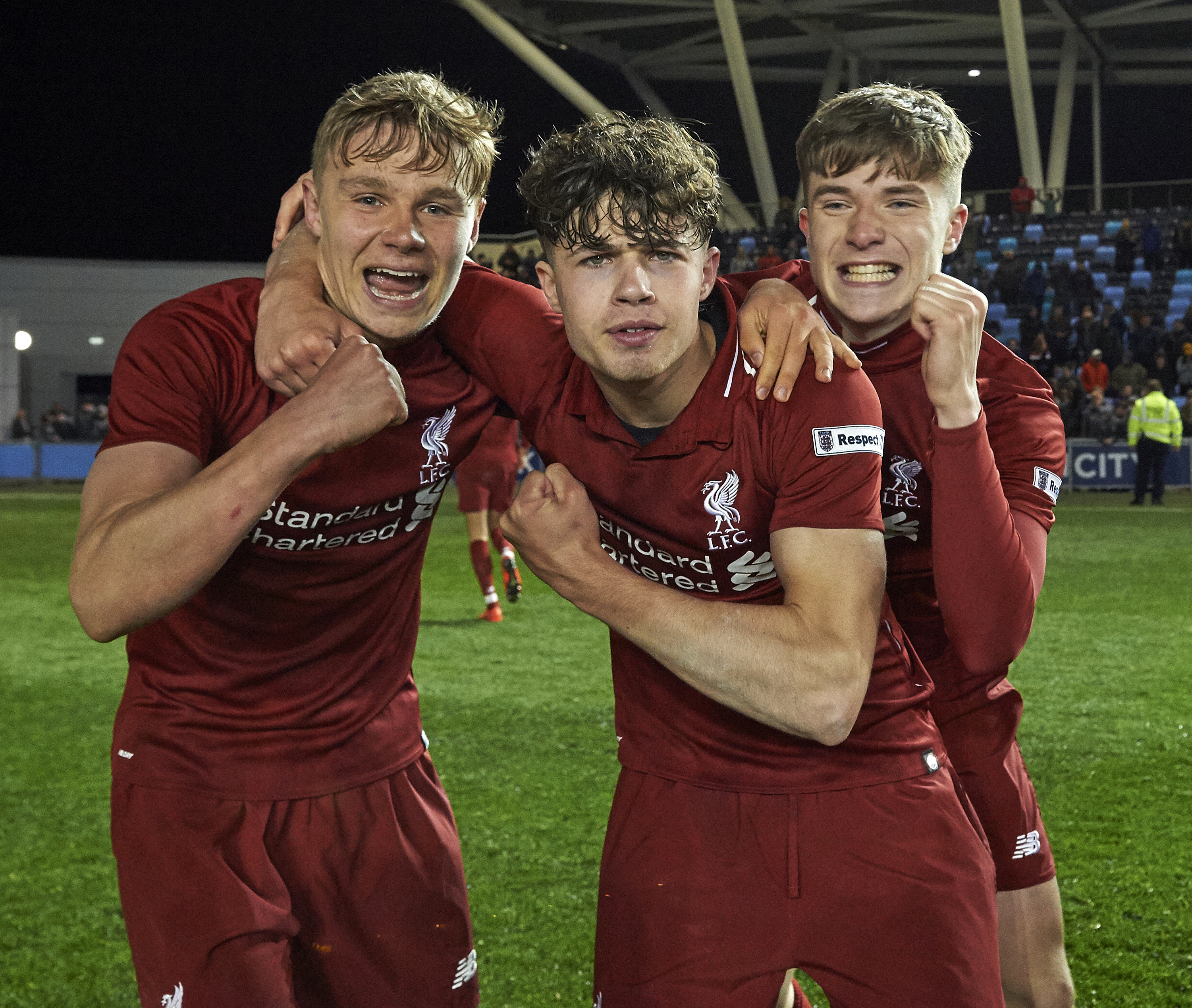 VISER MUSKLER: Det var Liverpool som gikk seirende ut av finalen i FA Youth Cup. Her feirer Williams sammen med Paul Glatzel (v) og Morgan Boyes (h).