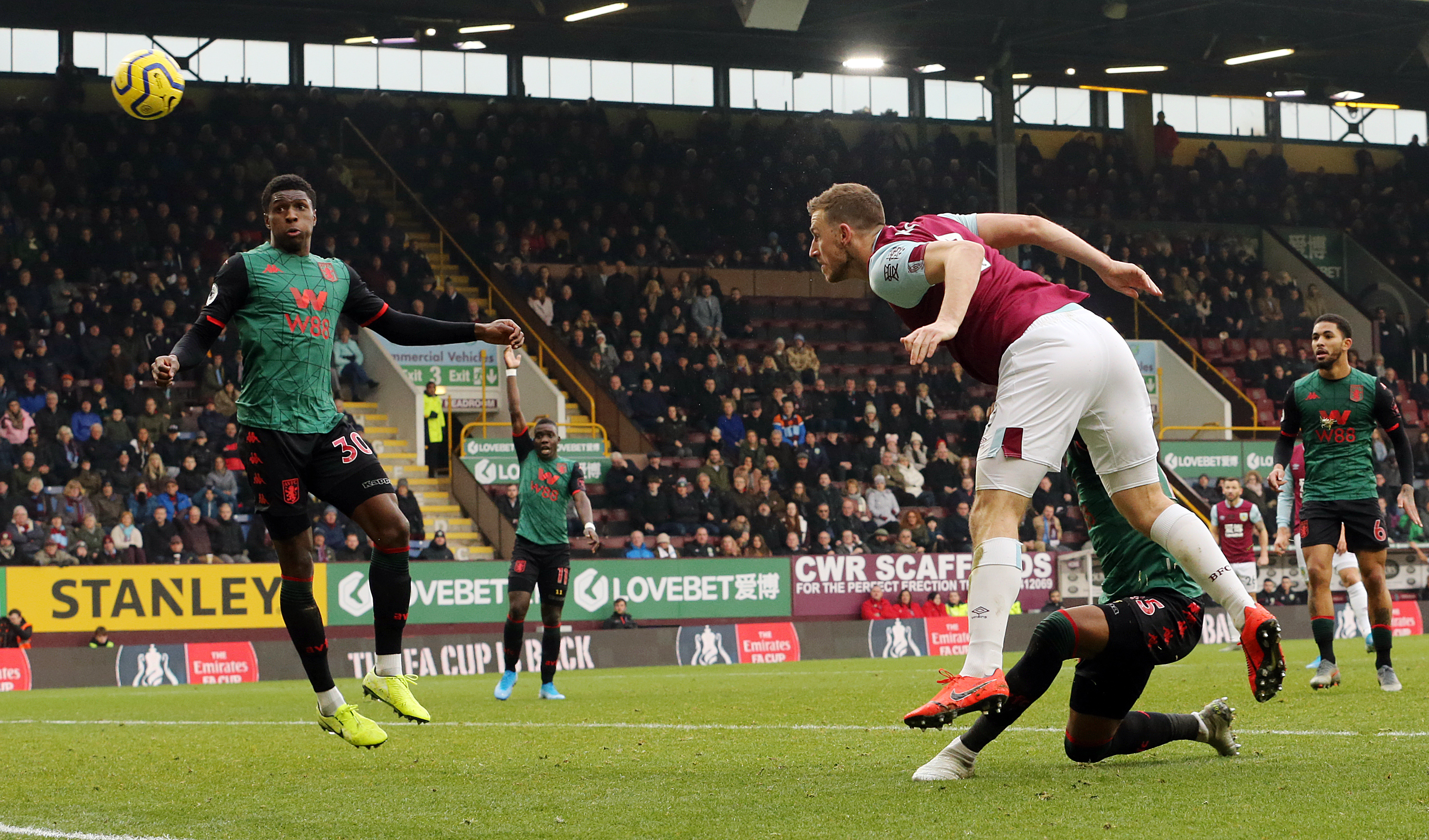 FEM MÅL MED HODET: Chris Wood er den som har scoret flest mål med hodet i Premier League denne sesongen. Her stanger han ballen i mål mot Aston Villa på Turf Moor 1. nyttårsdag.