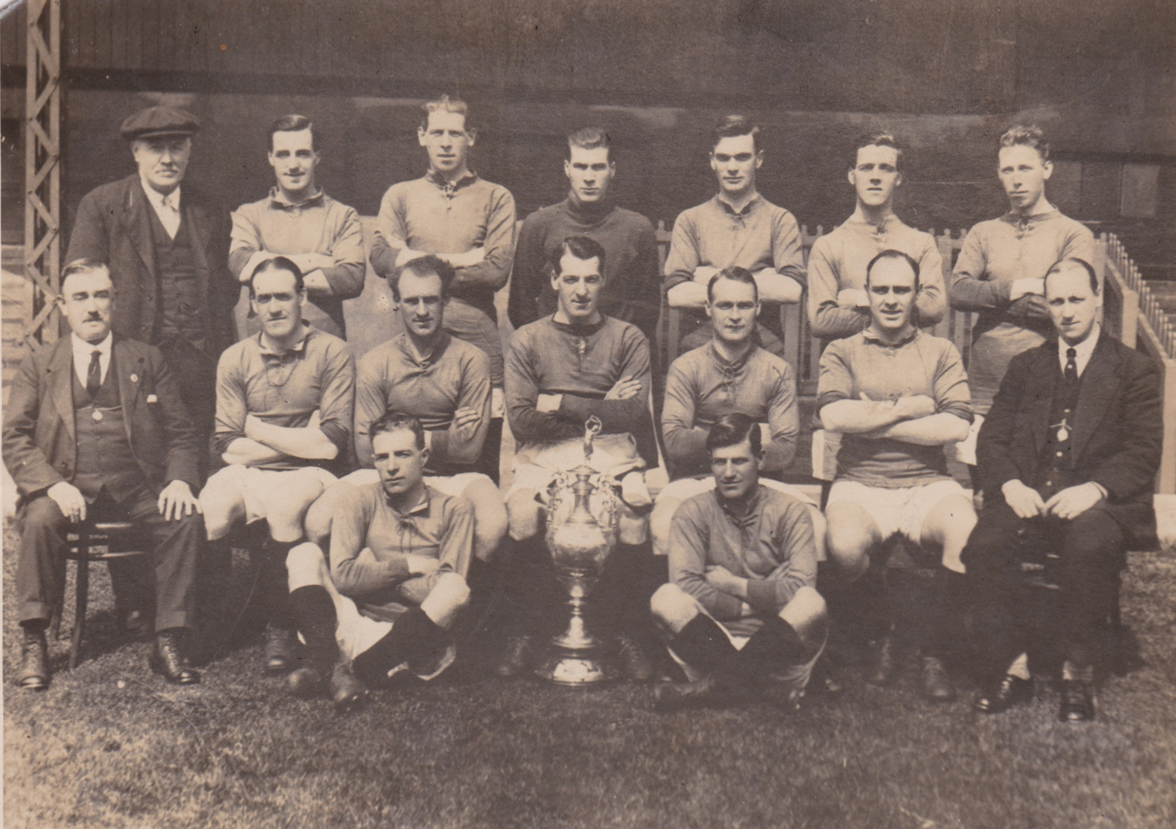 1922/23: Bak f.v.: Trener William «Billy» Connell, Harry Chambers, Jock McNab, Elisha Scott, Walter Wadsworth, Tom Bromilow, Dick Forshaw. Midten: Manager David Ashworth, Bill Lacey, Ephraim Longworth, Donald MacKinlay, Tommy Lucas, Fred Hopkin, sekretær George Patterson. Foran: Danny Shone, Harry Lewis.