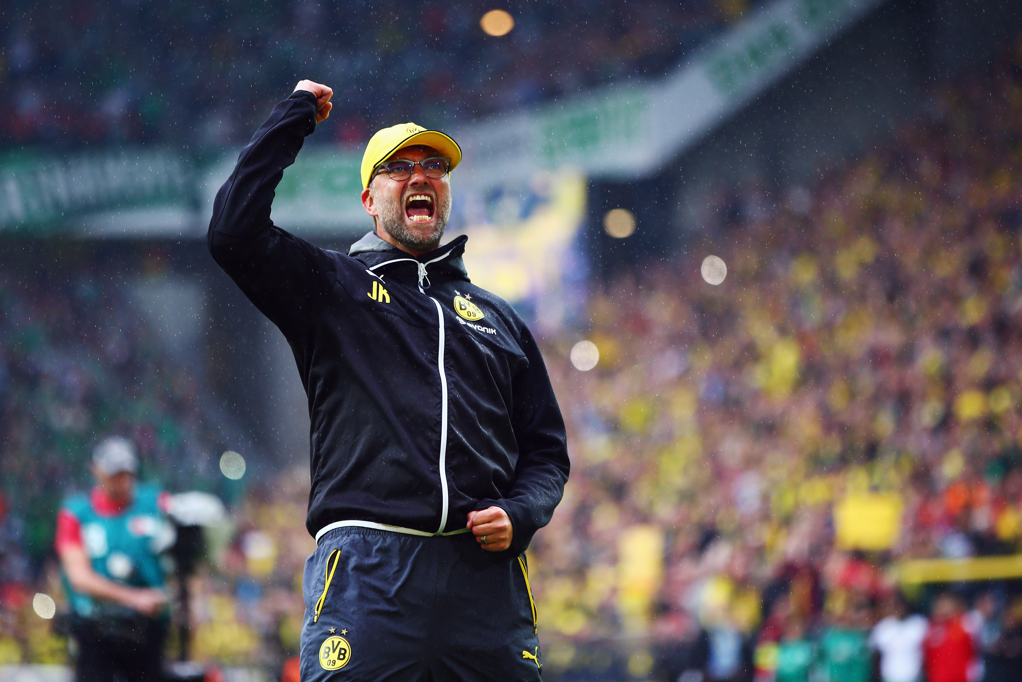 FORBEDRING: Det løsnet seg for Dortmund i andre halvdel av sesongen, og supportere og spillere ga Klopp en varm avskjed.