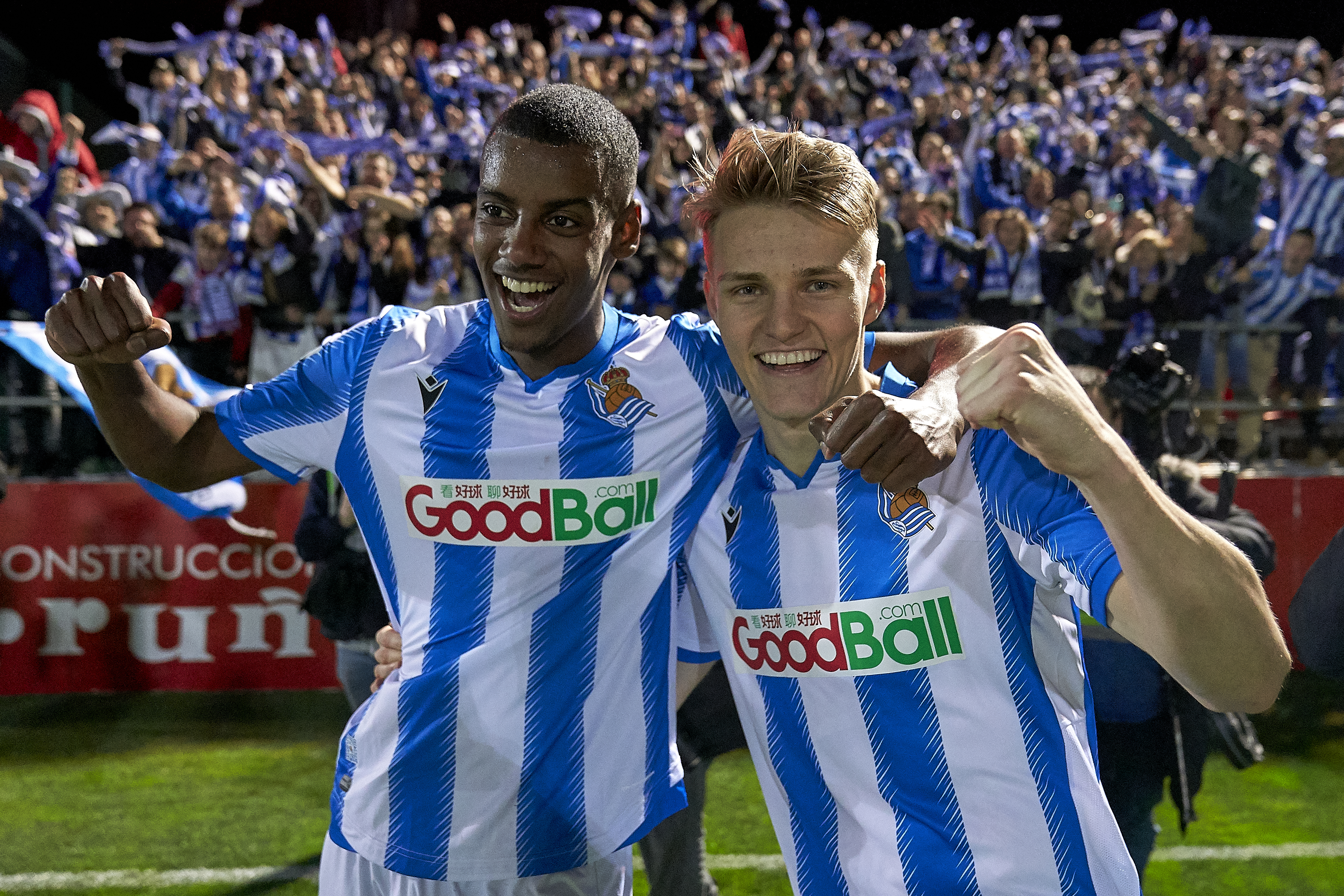 TIL COPA DEL REY-FINALEN: Ødegaard og lagkamerat Alexander Isak feirer at Real Sociedad tok seg til finalen i Copa del Rey 2020. Finalen ble utsatt på grunn av pandemien, og skal spilles lørdag 3. april – avspark en halvtime før Ødegaard og Arsenal møter Liverpool.