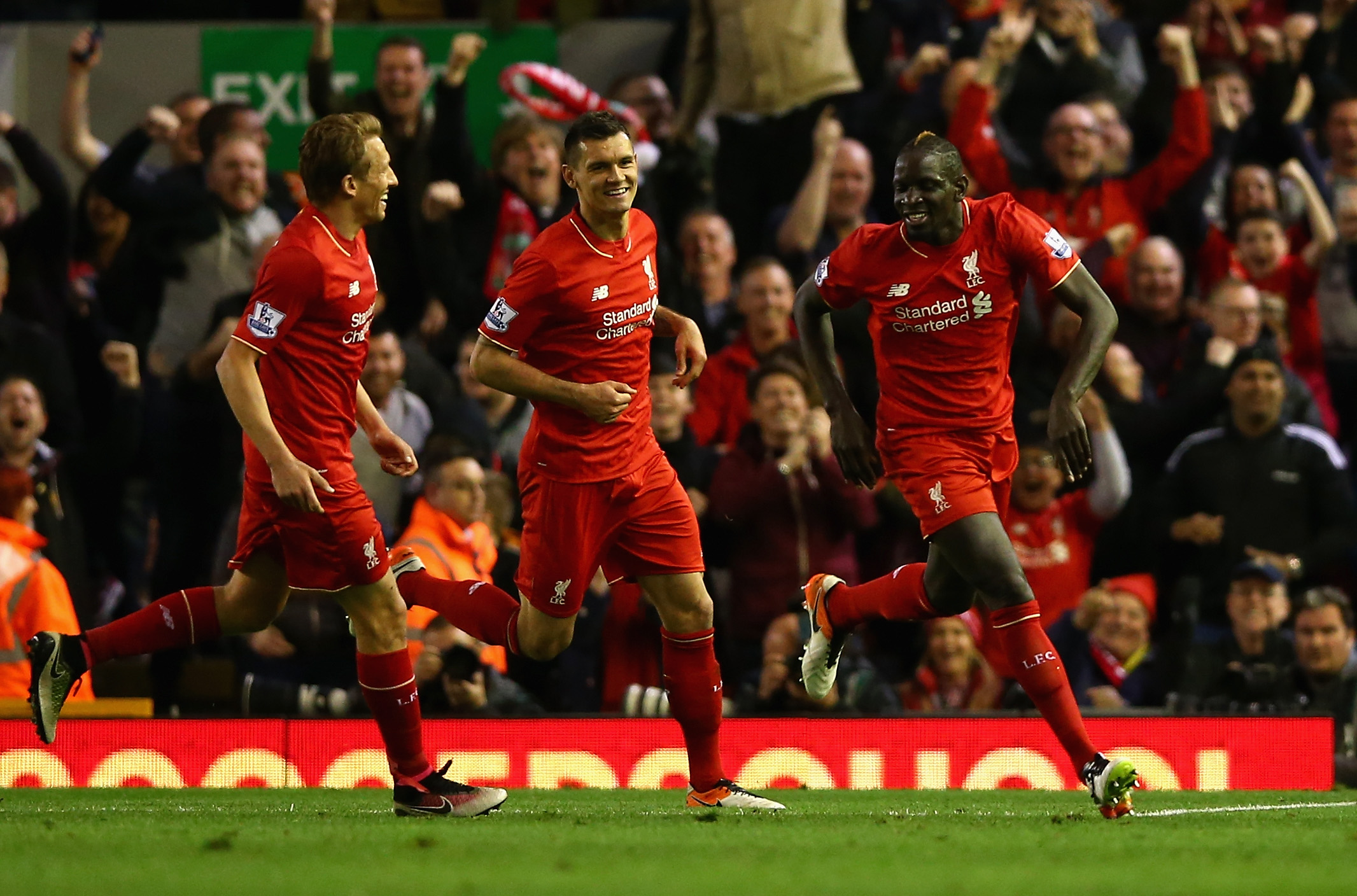 FEIRER EVERTON-SCORINGEN: Lucas Leiva og Dejan Lovren smiler om kapp med målscoreren.