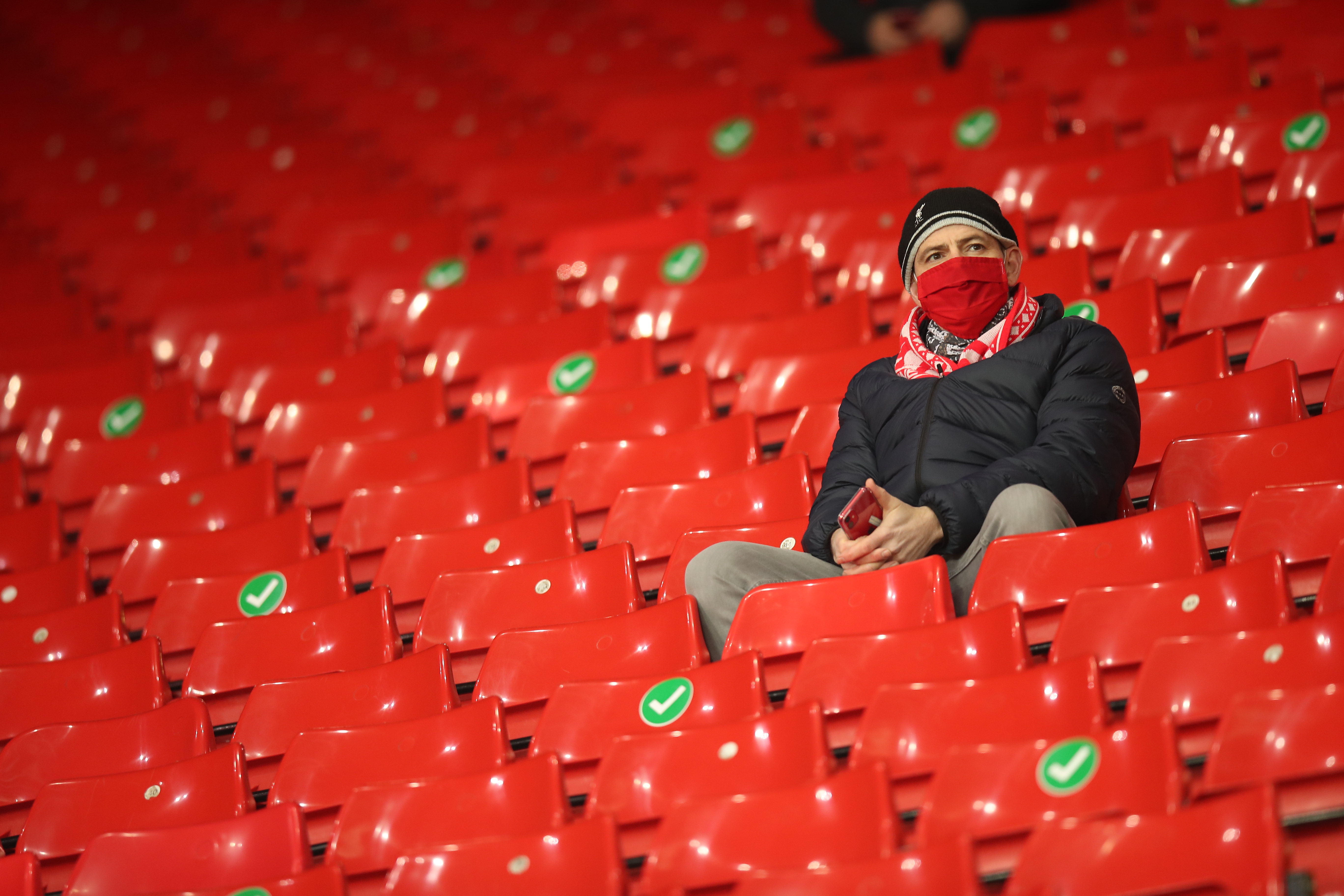 HELDIGE: Noen heldige utvalgte fikk komme inn på tribunene på Anfield i desember, men ellers har fotballen blitt spilt for tomme tribuner siden mars 2020. Det vises i regnskapet.