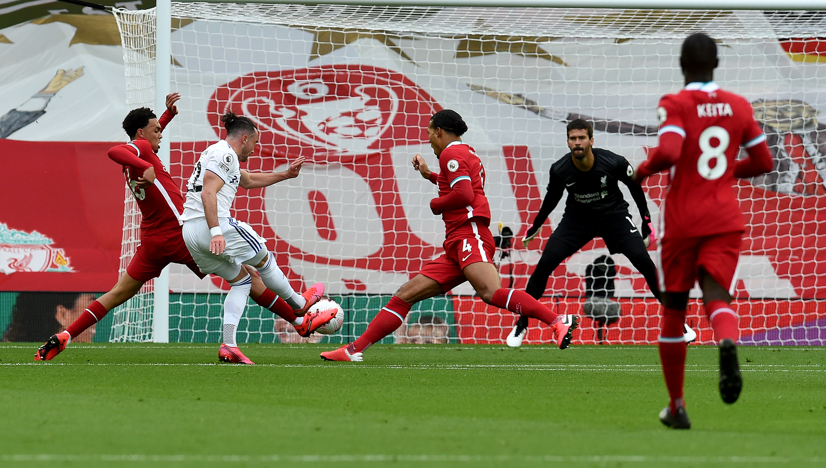 BLE TESTET: Leeds yppet seg på Anfield og satte like godt tre bak Alisson, her ved Jack Harrison som er innlånt fra Manchester City.