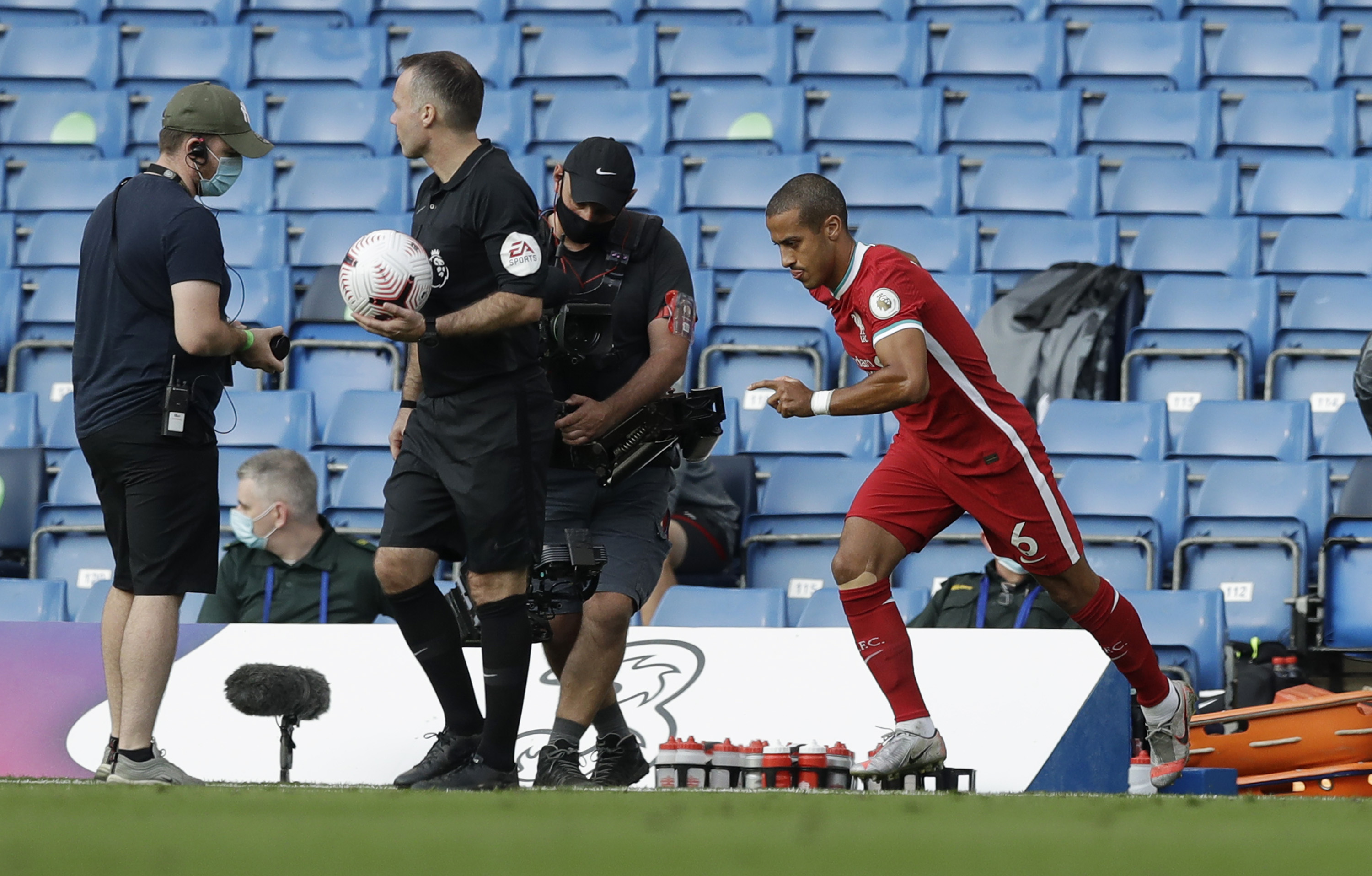 ENTRER BANEN: Liverpool-supportere fikk et etterlengtet syn av Thiago på fotballbanen ikledd Liverpool-drakta.