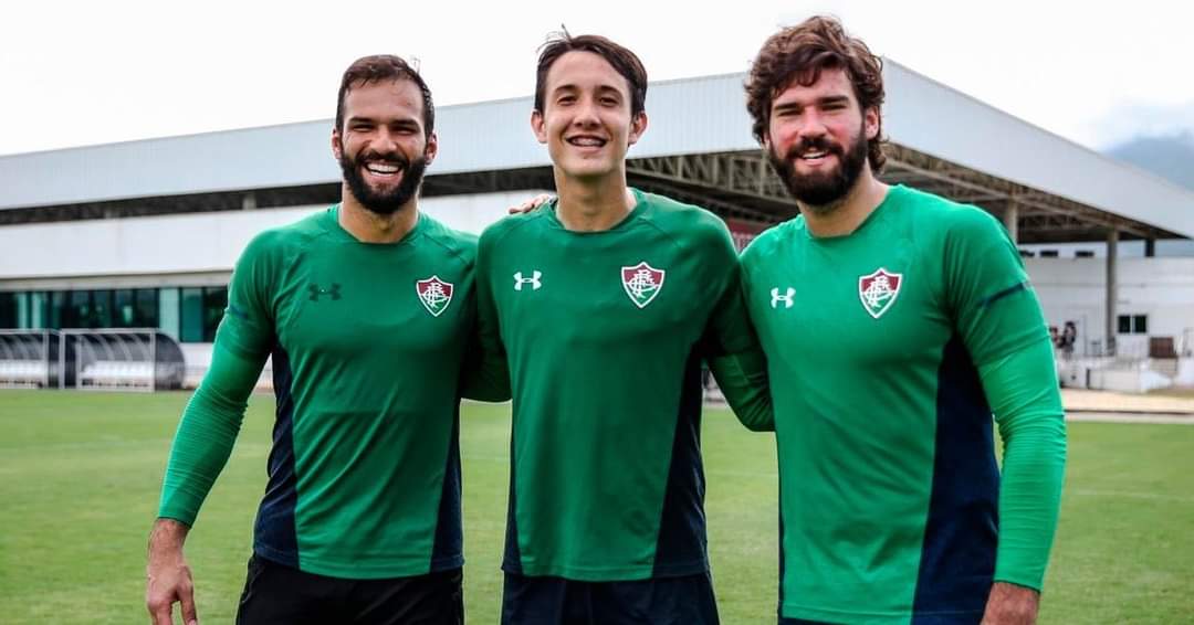 TREKLØVER: Marcelo Pitaluga med to blad Becker på hver side.