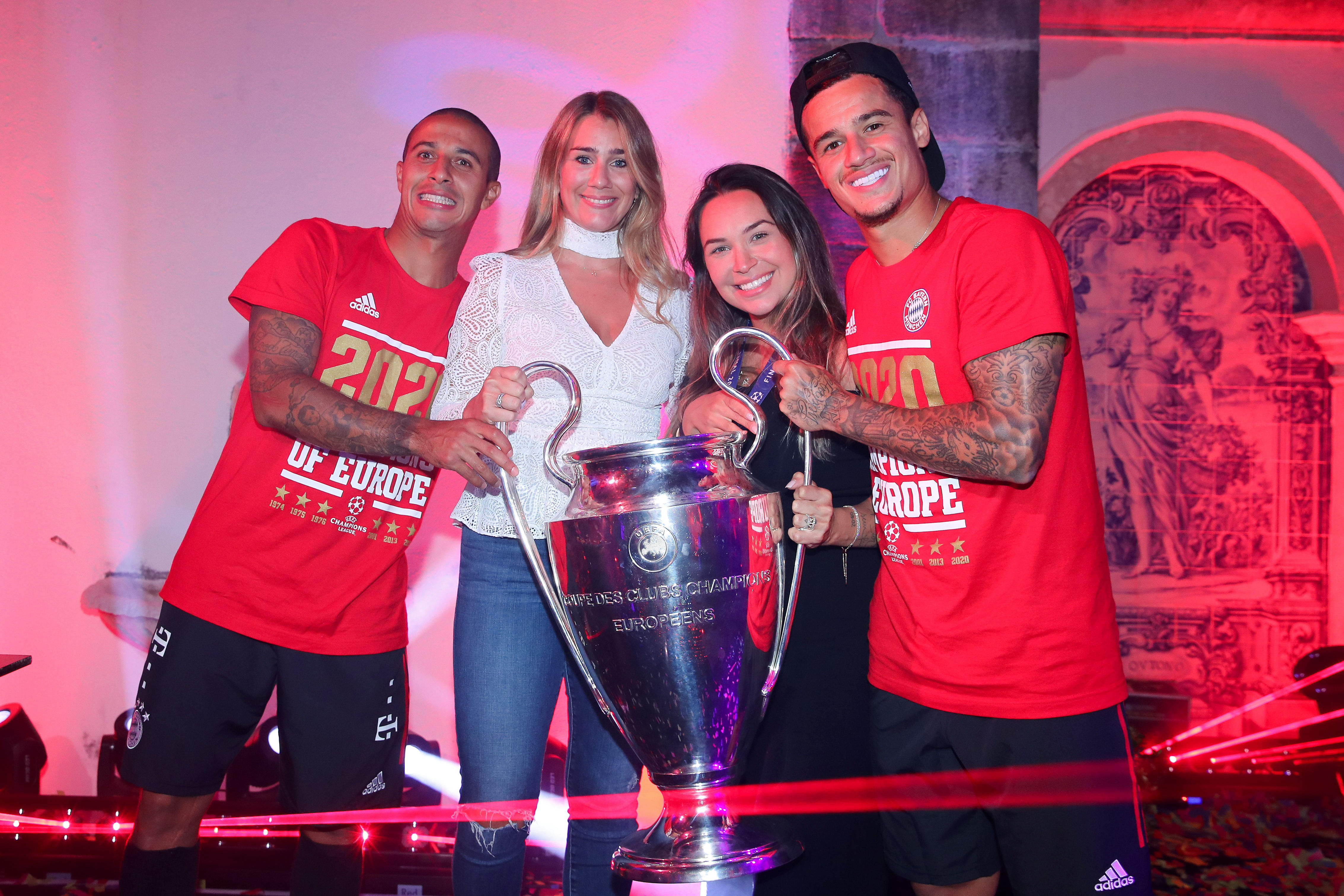 GODE VENNER: Philippe Coutinho og kona Aine ble gode venner med Thiago Alcantara og hans Julia Vigas da de spilte sammen i Bayern Munchen.