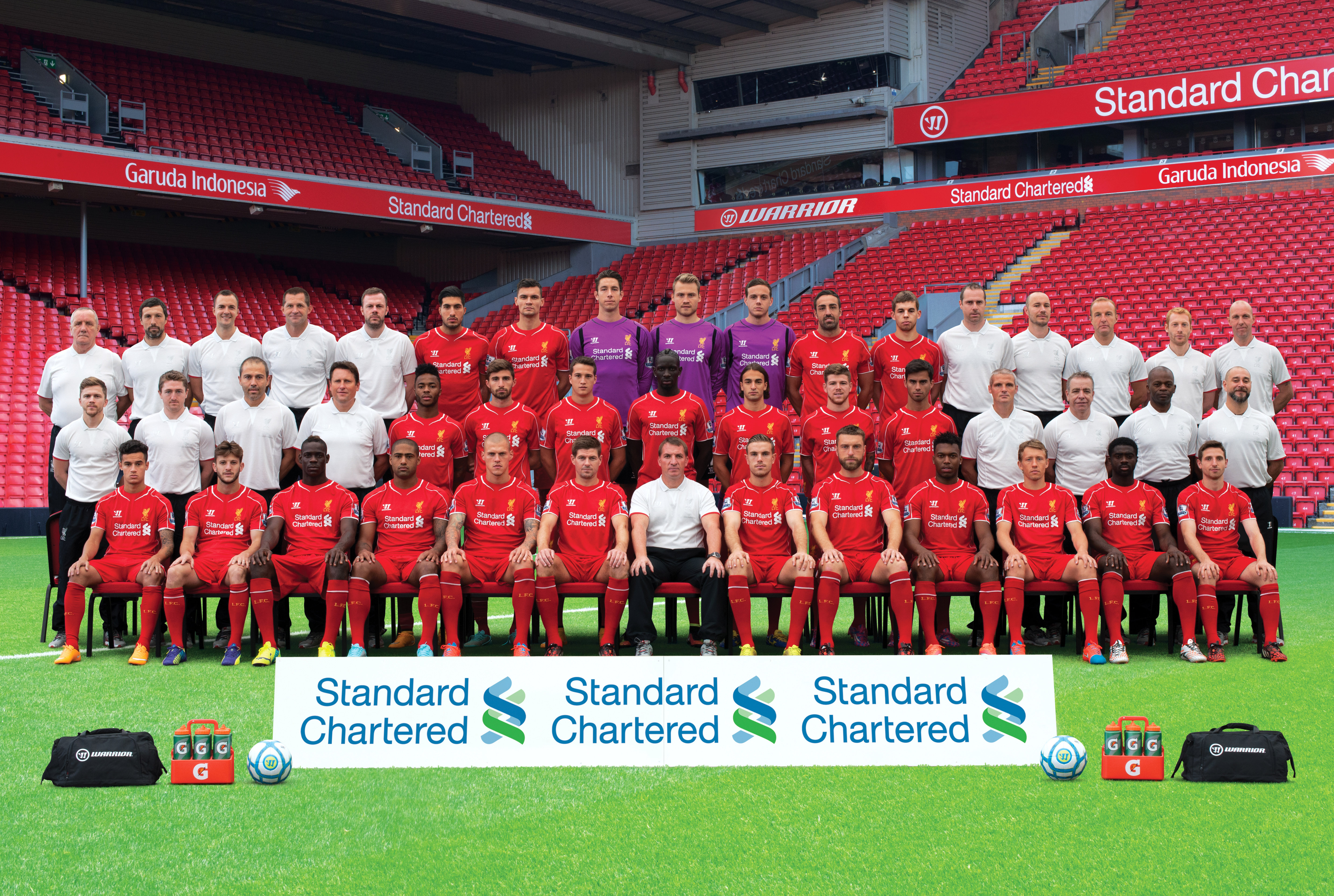 2014/2015: Jordan Henderson er den eneste spilleren fra dette lagbildet som fortsatt er i Liverpool, men John Achterberg er «alltid» med på bildene.
