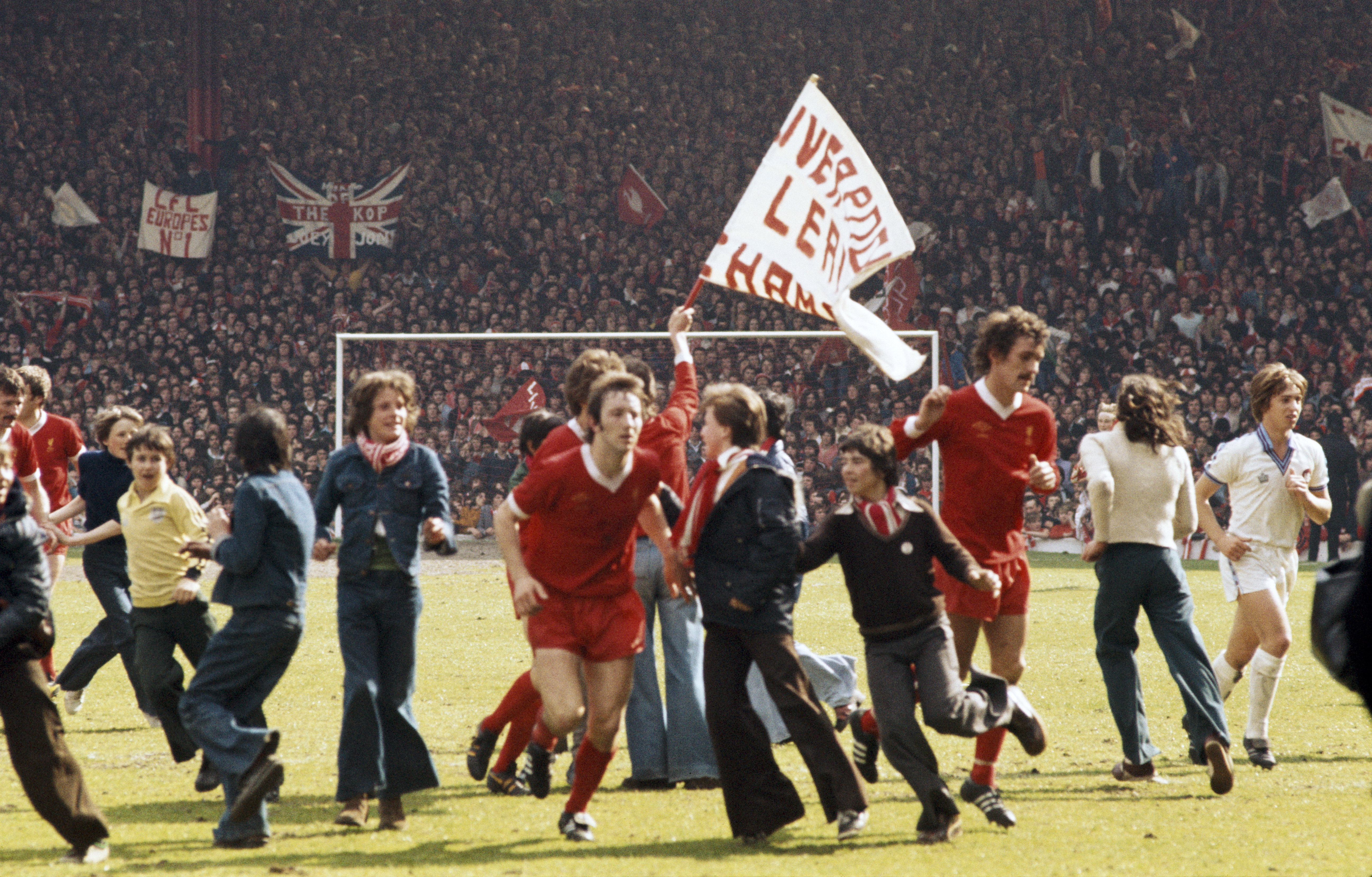 Jimmy Case og Terry McDermott feirer seieren på Anfield i 1977.