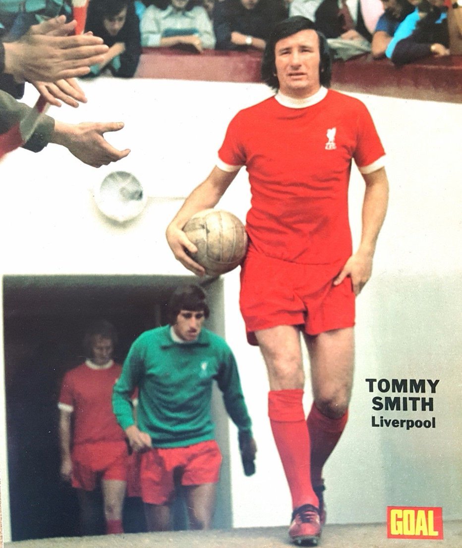 RED ALL OVER: Tommy Smith med røde fotballstøvler.