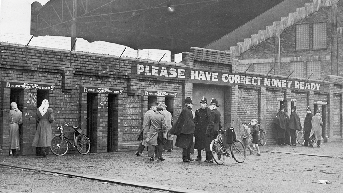 Politimenn på jobb utenfor Maine Road foran semifinalen i FA-cupen mellom Everton og Liverpool 19. mars 1950.