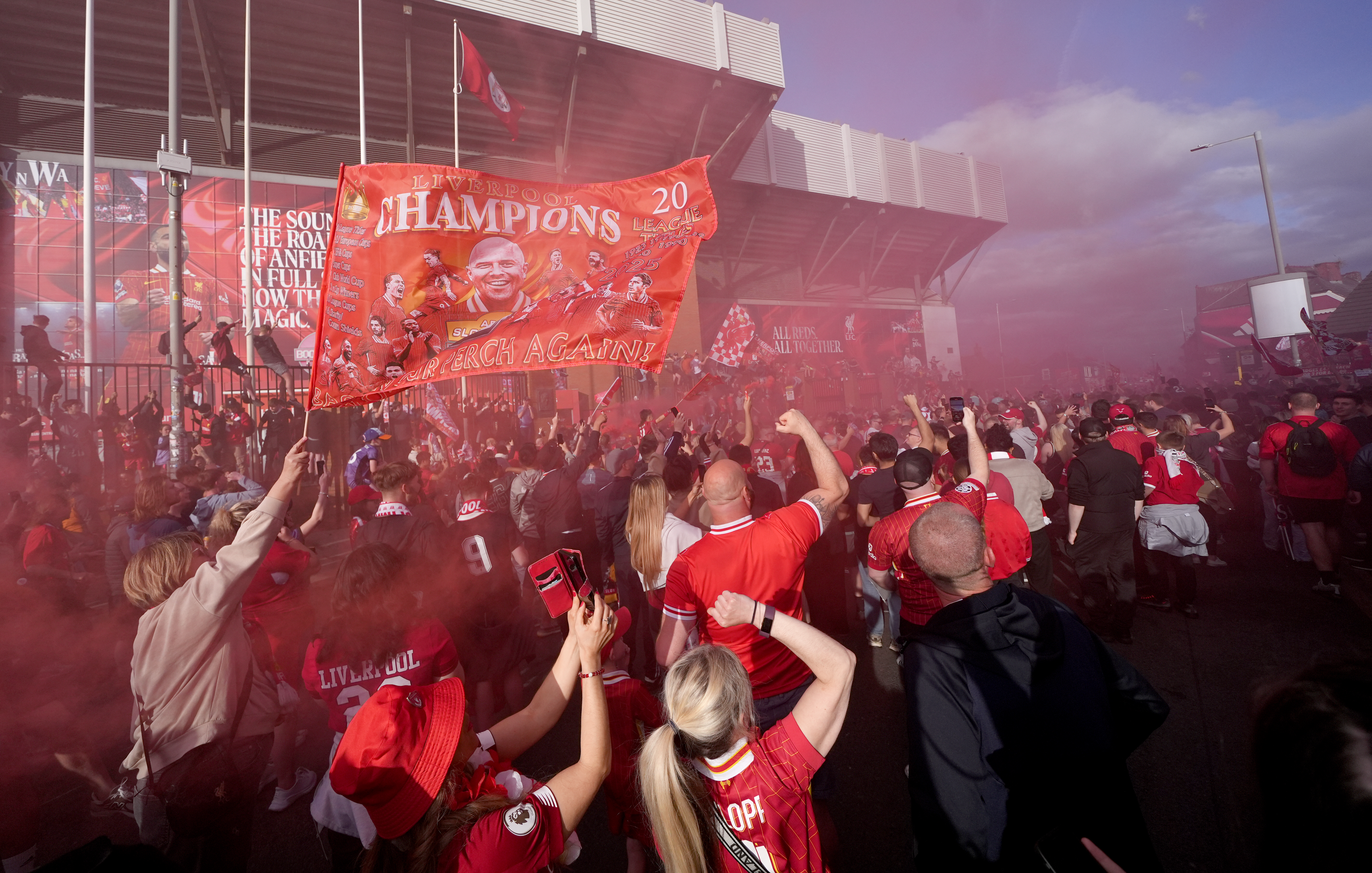 UTENFOR ANFIELD: Supporterne feirer utenfor stadion.