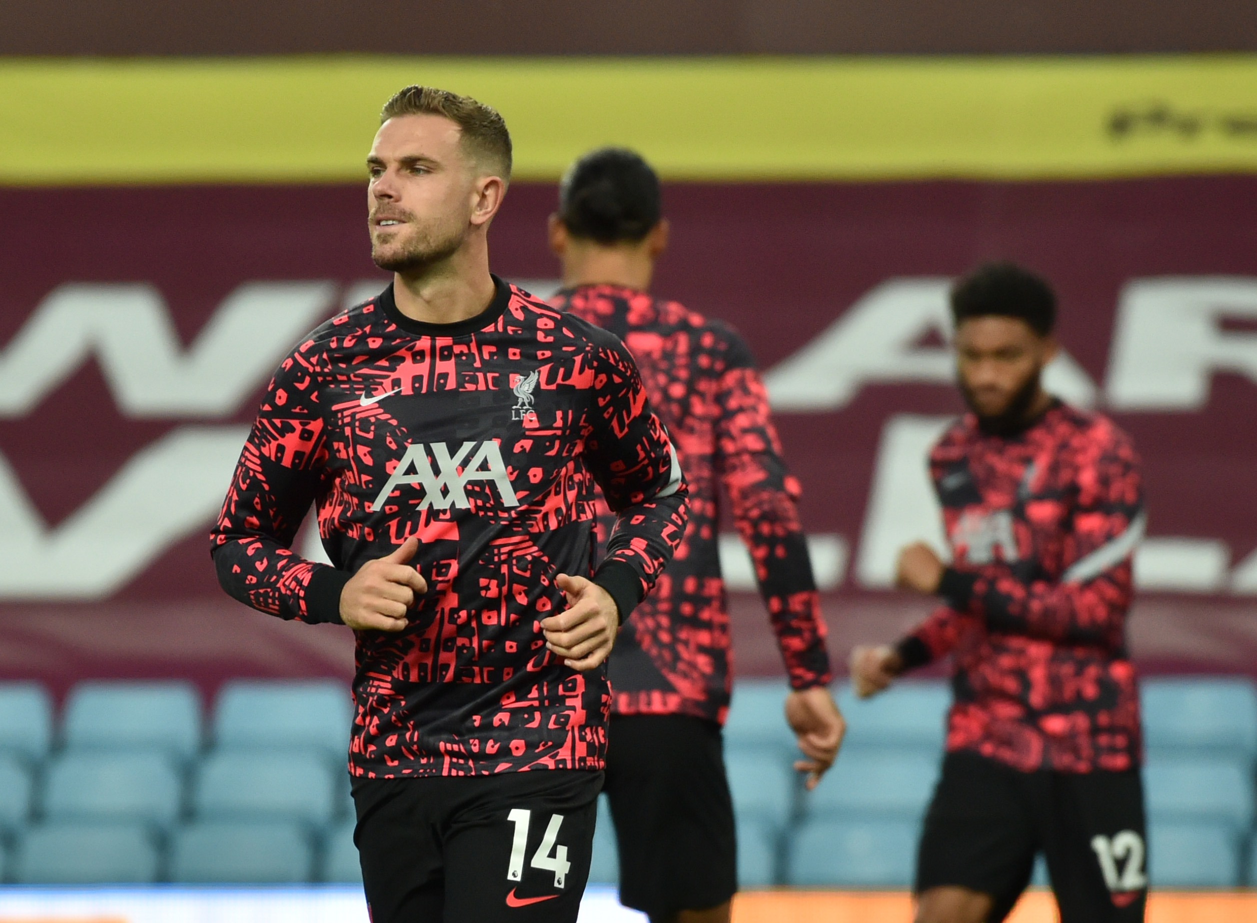 SAVNET KAPTEIN: En innbitt Jordan Henderson under oppvarming i Birmingham. Han er tilbake til neste kamp, men vil Joe Gomez (i bakgrunnen) være det?