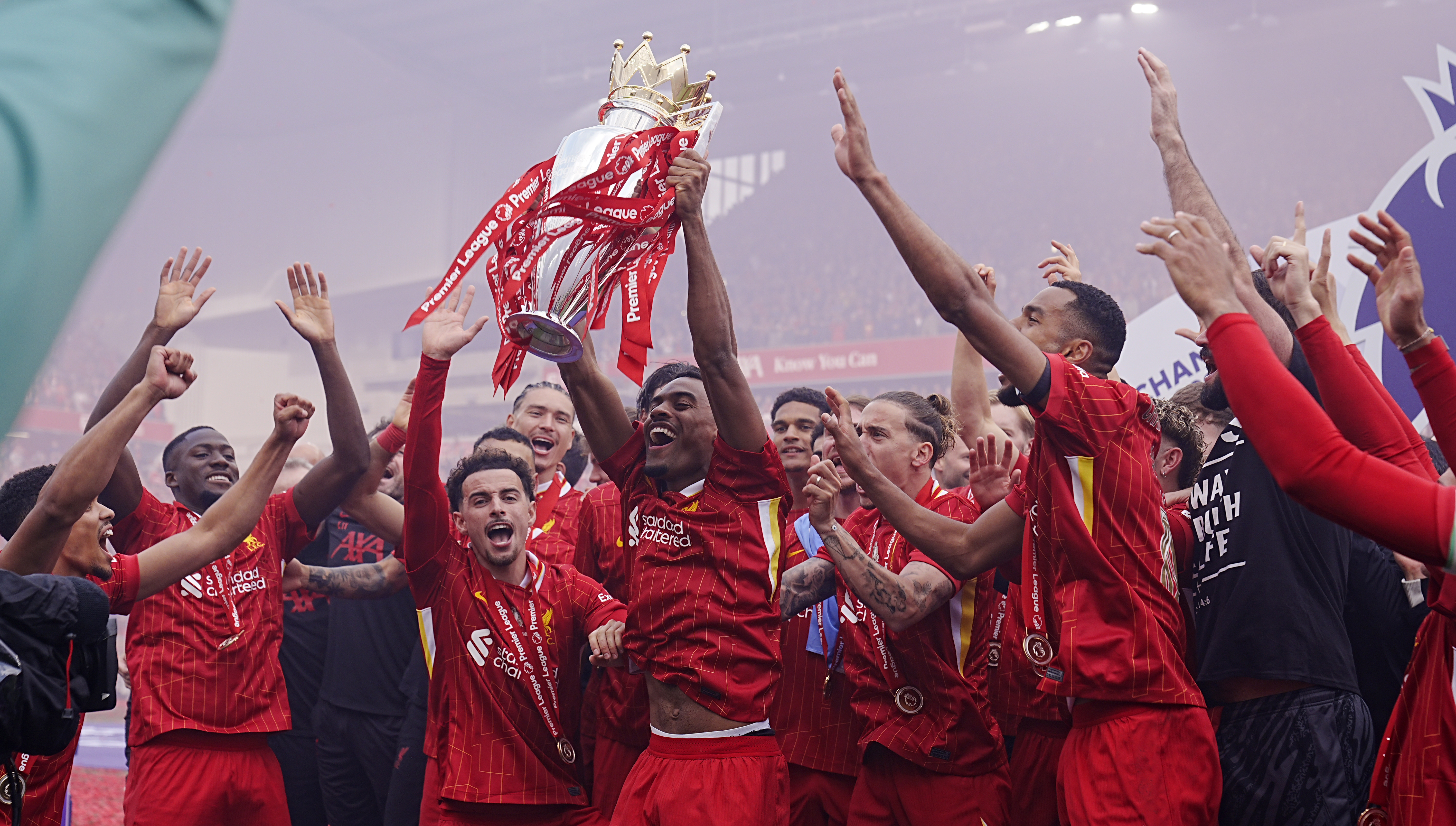 ENDELIG: Ryan Gravenberch fikk løftet Premier League-trofeet i sin andre sesong for Liverpool.