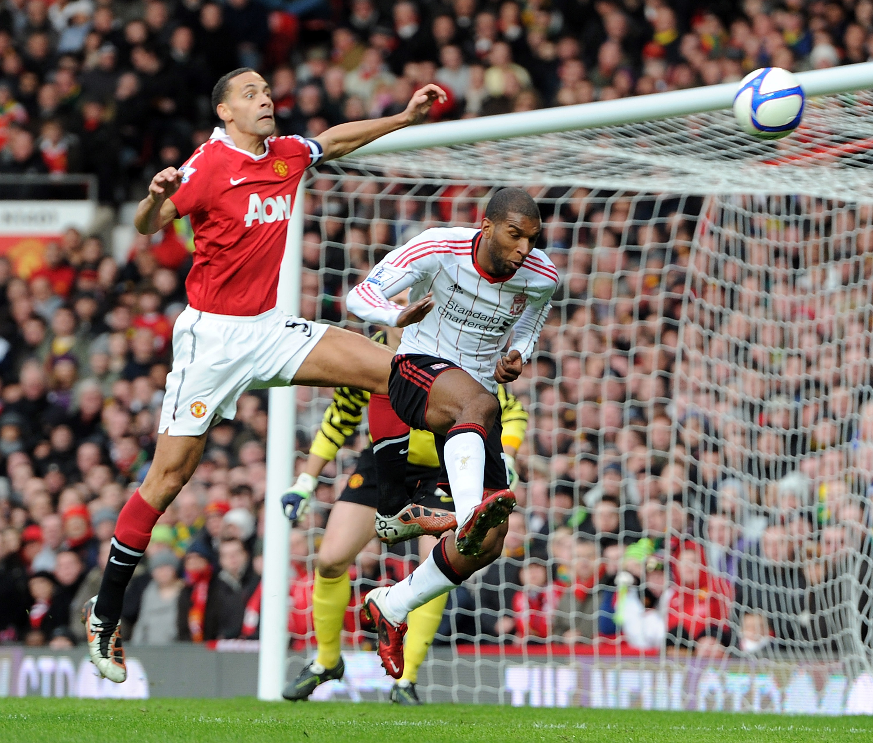 2011: Babel i aksjon mot Rio Ferdinand i kampen han senere ble bøtelagt for.