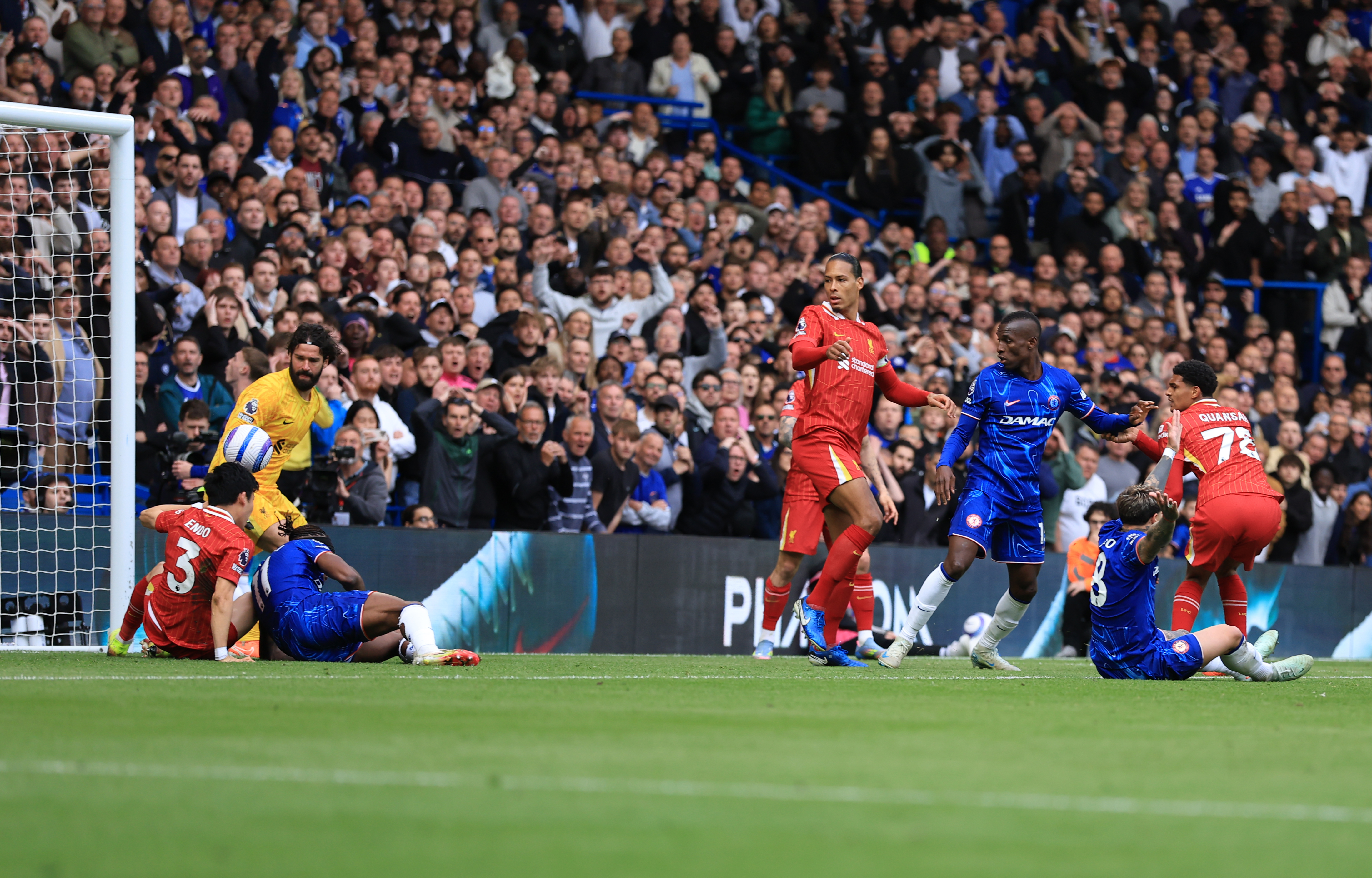 SELVMÅL: Virgil van Dijk ga Liverpool håp på slutten, men han spilte også en sentral rolle i Chelseas 2-0-scoring.