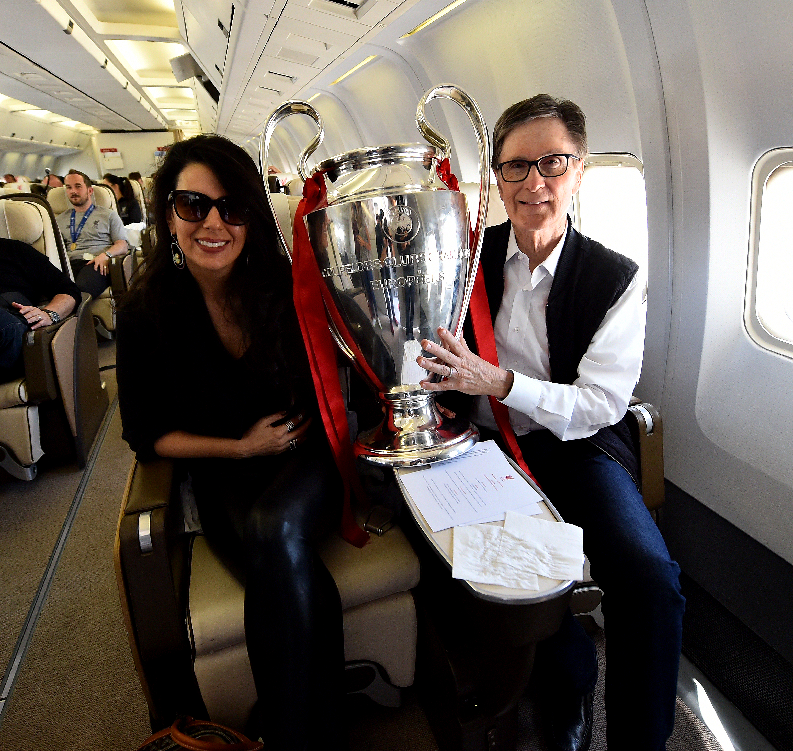 POKALEN HJEM: Linda Pizzuti Henry og John Henry på flyet hjem fra Madrid.