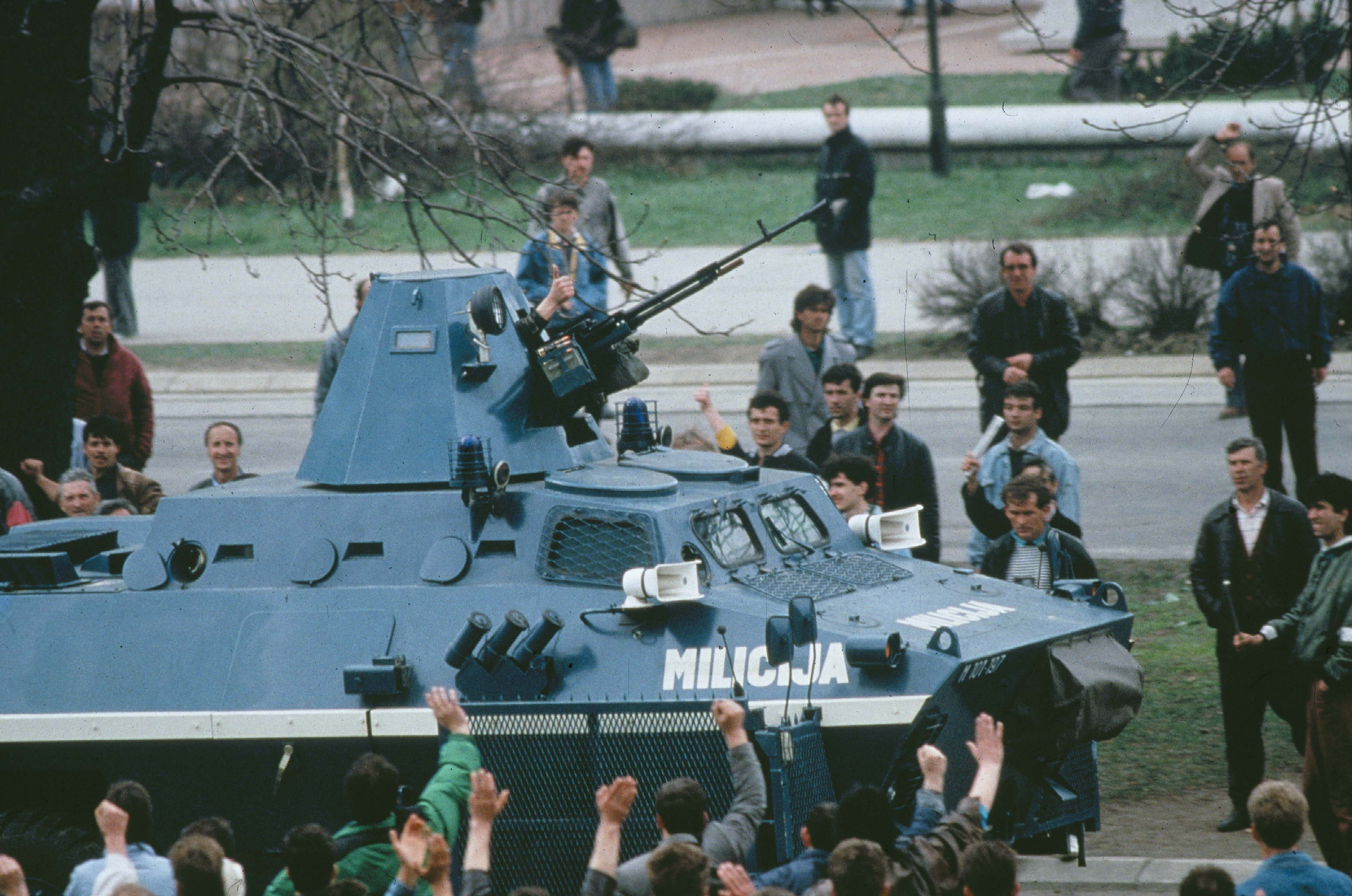 DEMONSTRASJON: Folk tok til gatene i Sarajevo for å demonstrere i 1992.