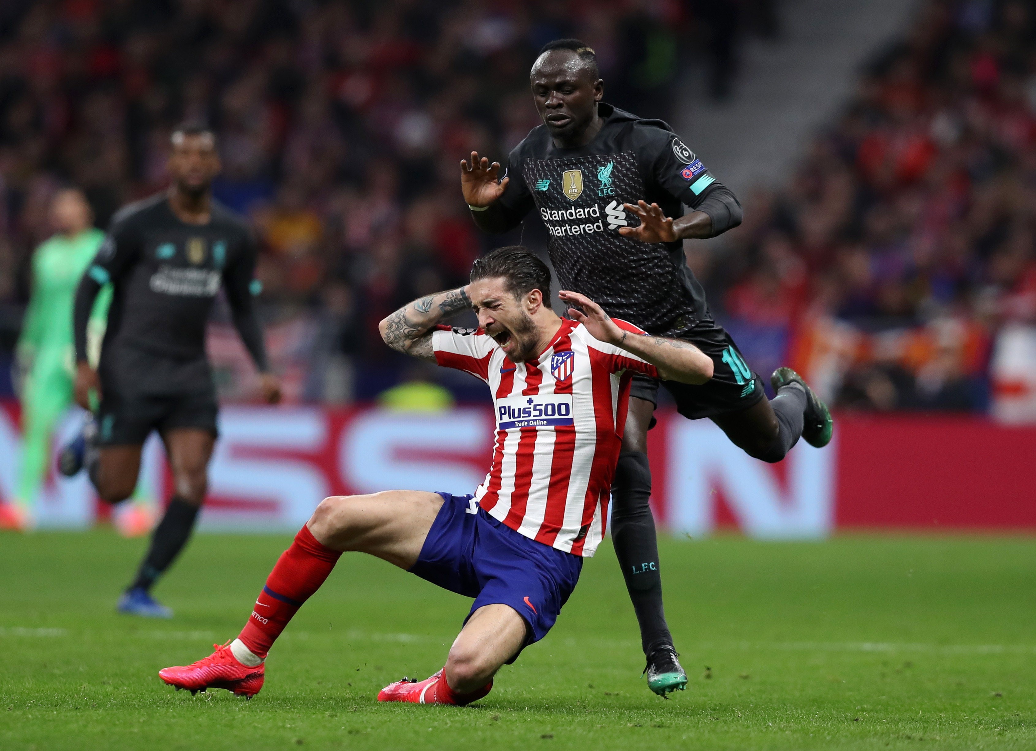 GÅR NED FOR TELLING: Sime Vrsaljko kaster seg ned etter en duell med Sadio Mané.