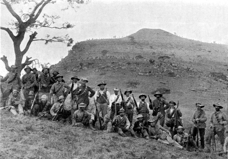 BOERKRIGEN: Boerne foran Spioenkop i 1900.
