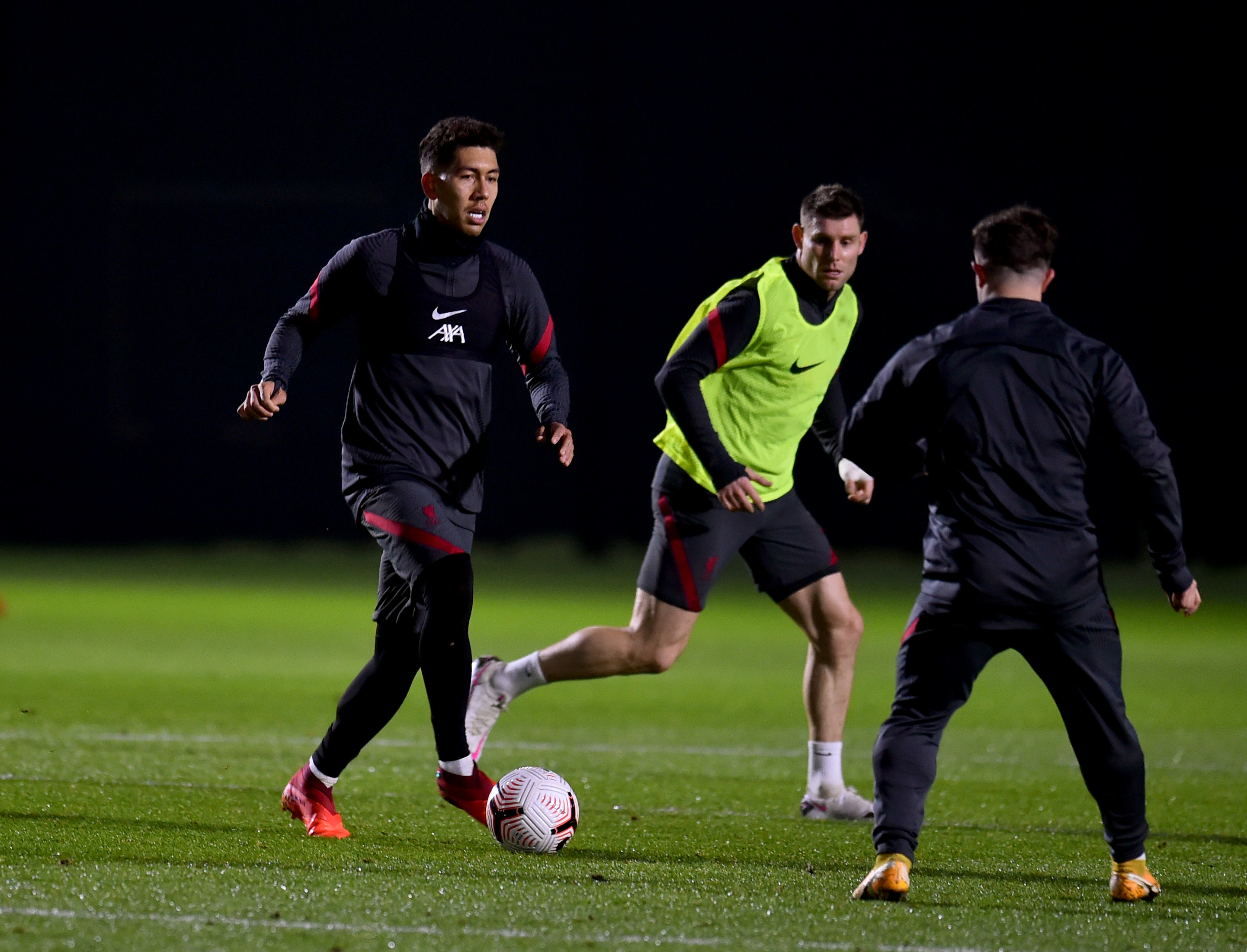 Det aller siste treningsbildet som ligger ute fra Melwood er fra forrige uke, med Bobby Firmino og James Milner i duell.