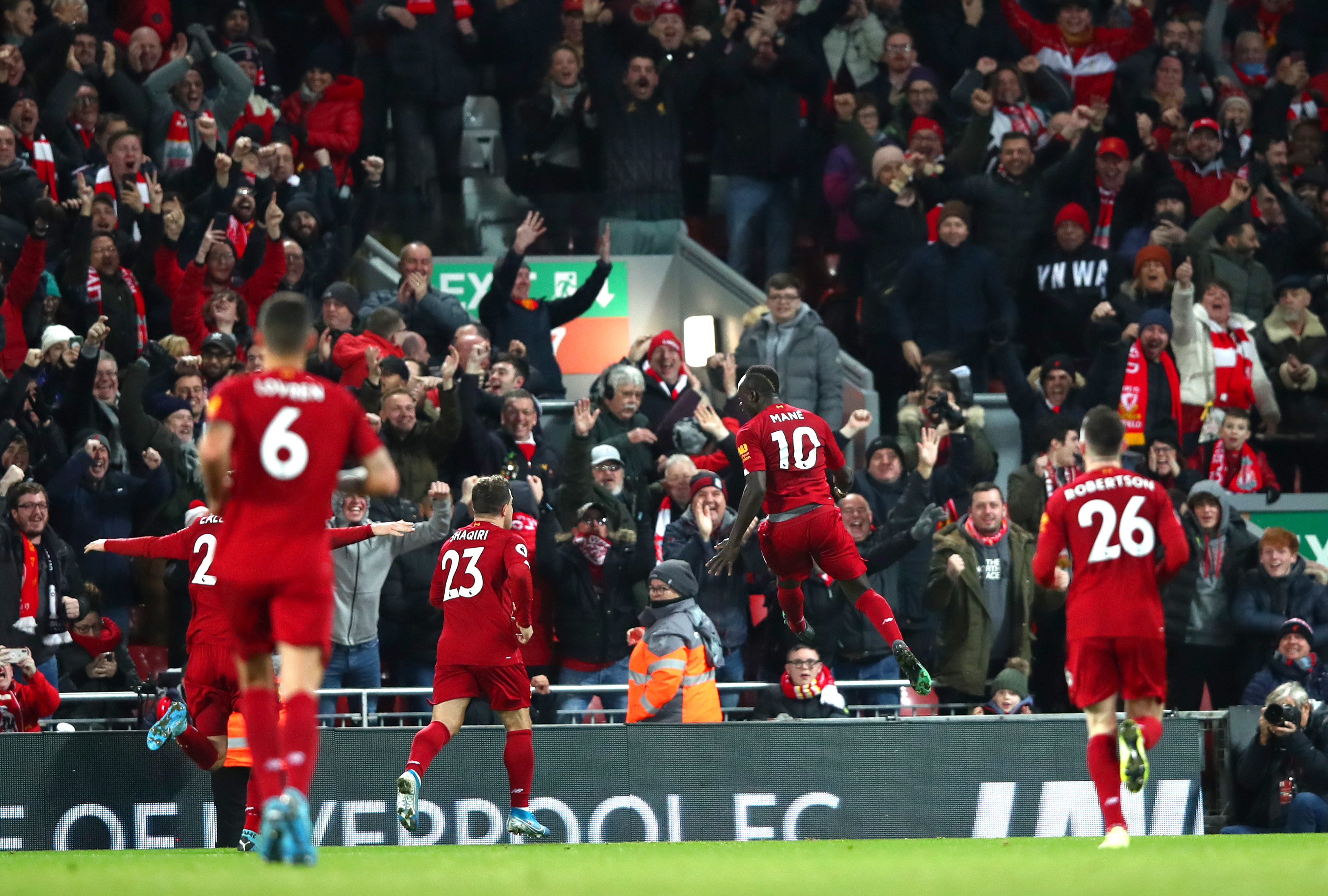 LIDENSKAP: Sadio Mané og supporterne feirer senegaleserens mål mot Everton i desember 2019.