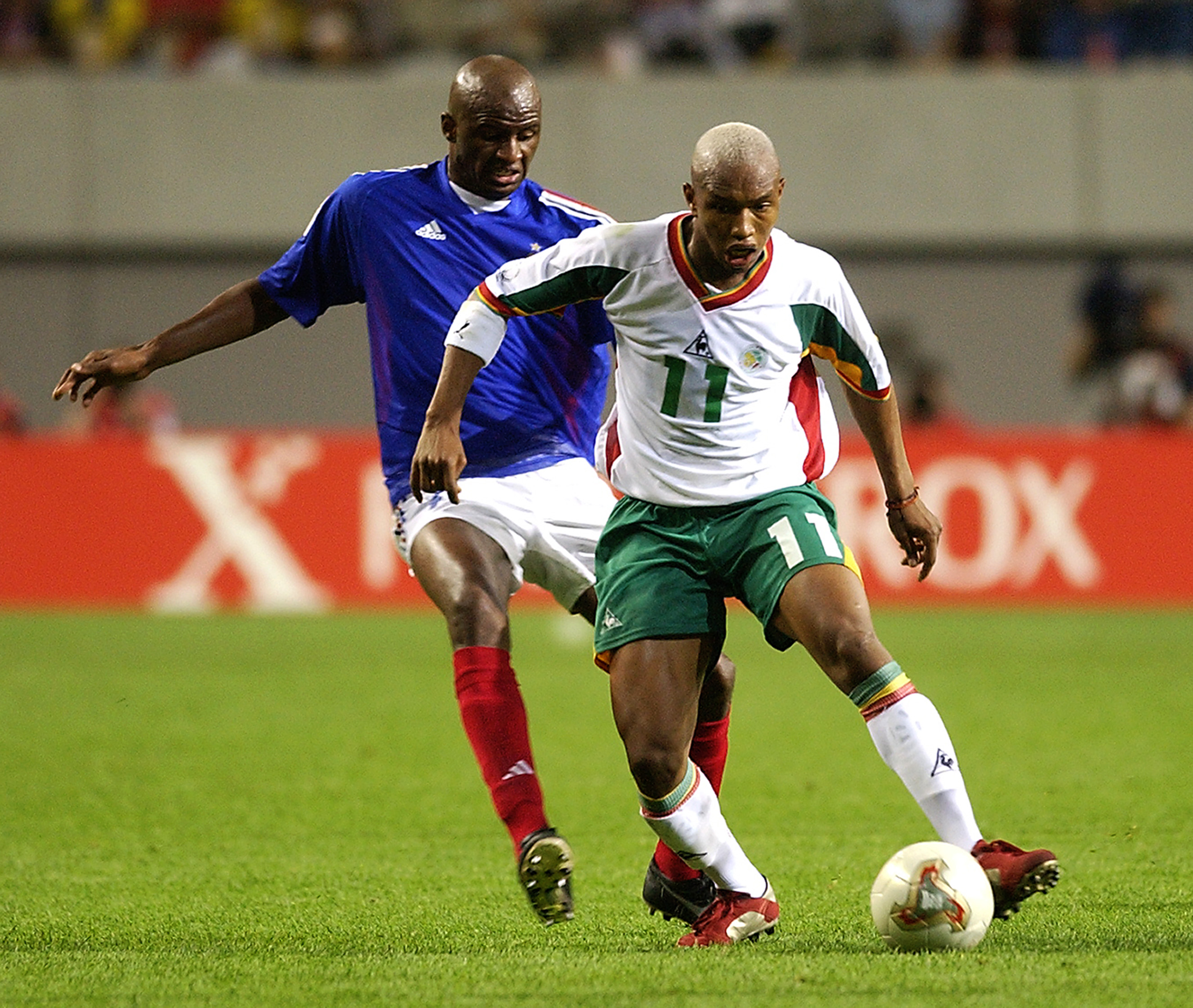 IMPONERTE: Diouf imponerte de fleste under VM i 2002 – her i aksjon mot Frankrikes Patrick Vieira.