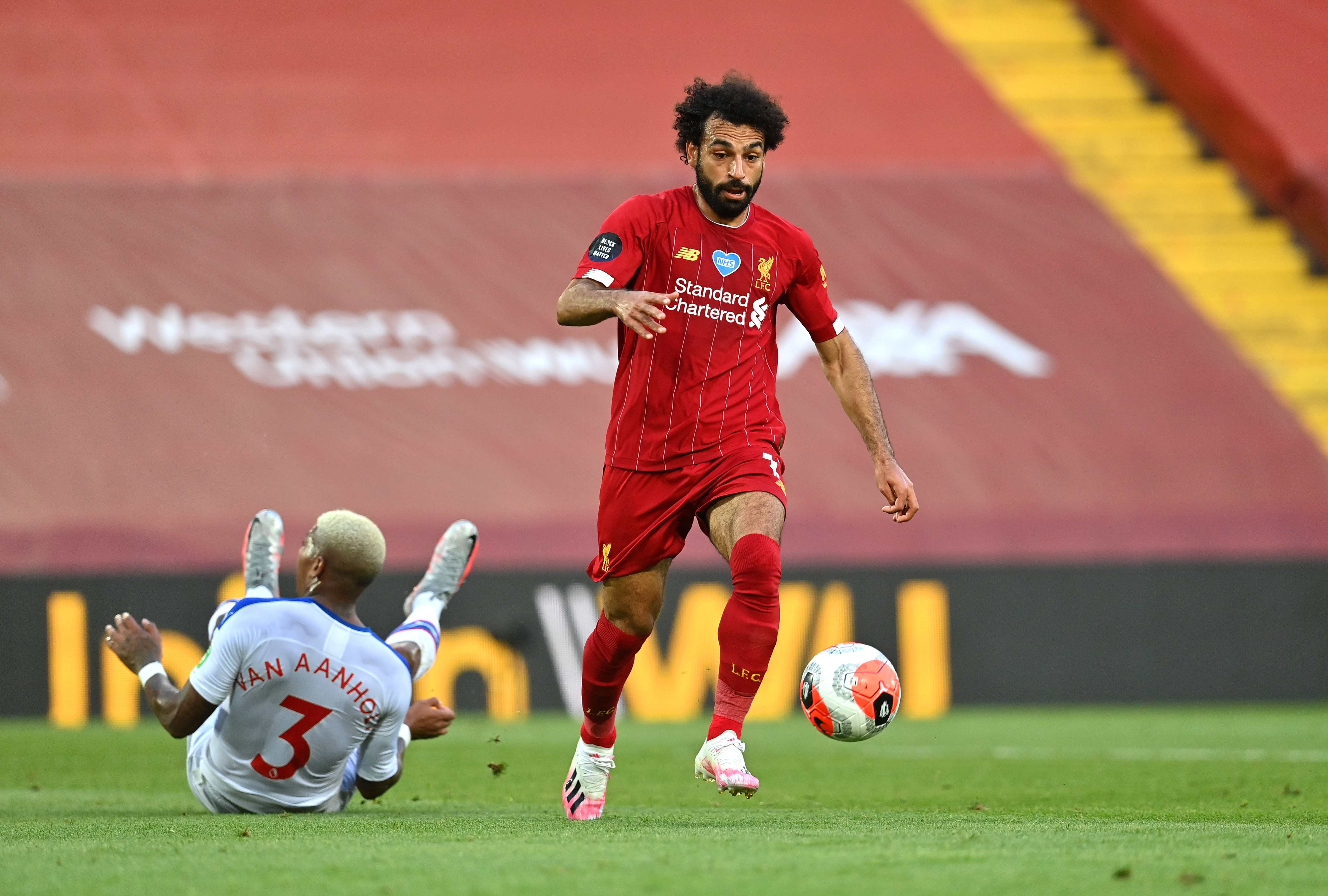 DET SYTTENDE MÅLET: Salah ligger to mål bak den gjeve prisen etter nettkjenningen mot Palace.