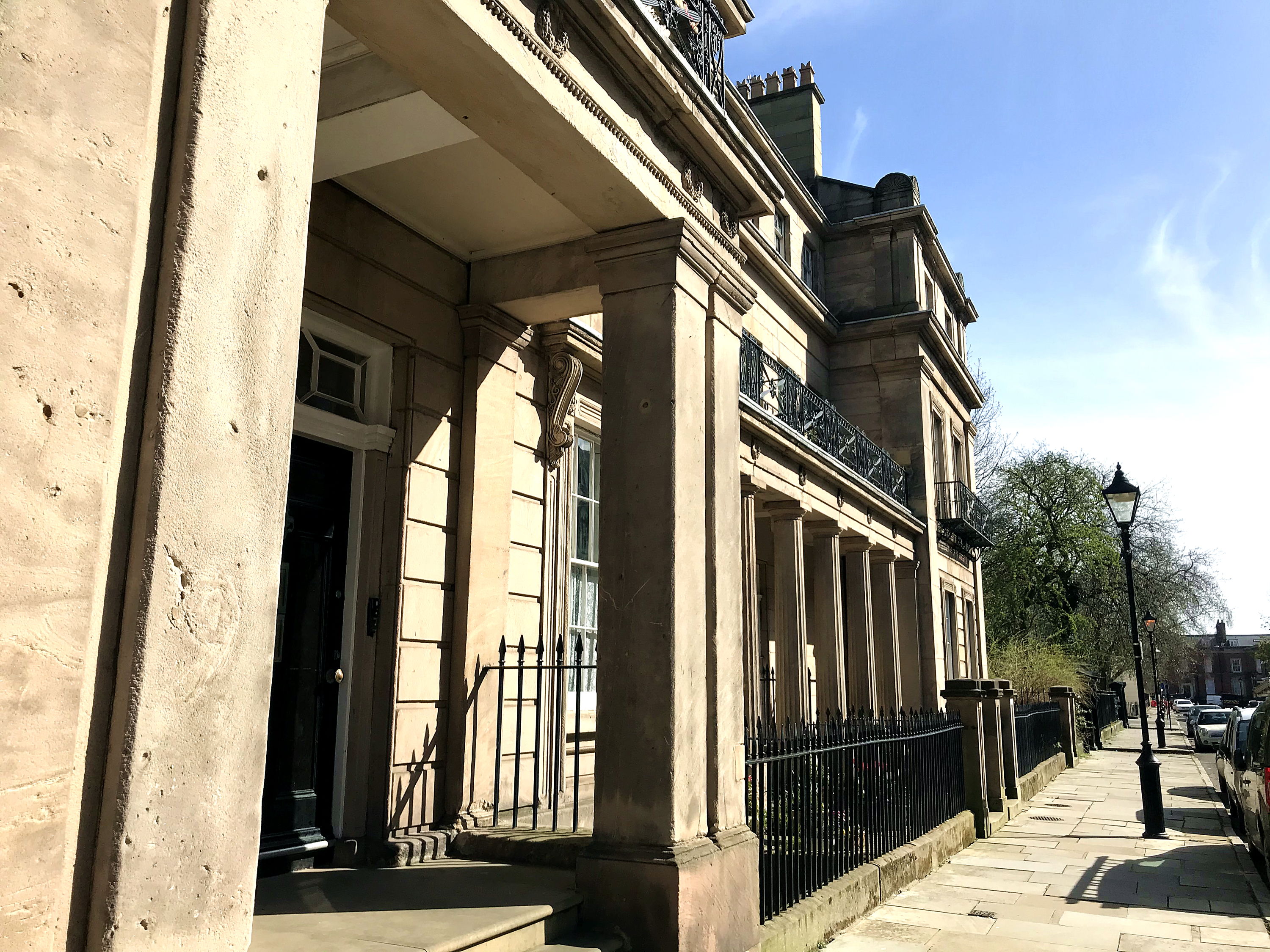 PERCY STREET: Georgian Quarter i Liverpool fikk æren av å være med i en av åpningsscenene, som stedfortreder for Mayfair i London.