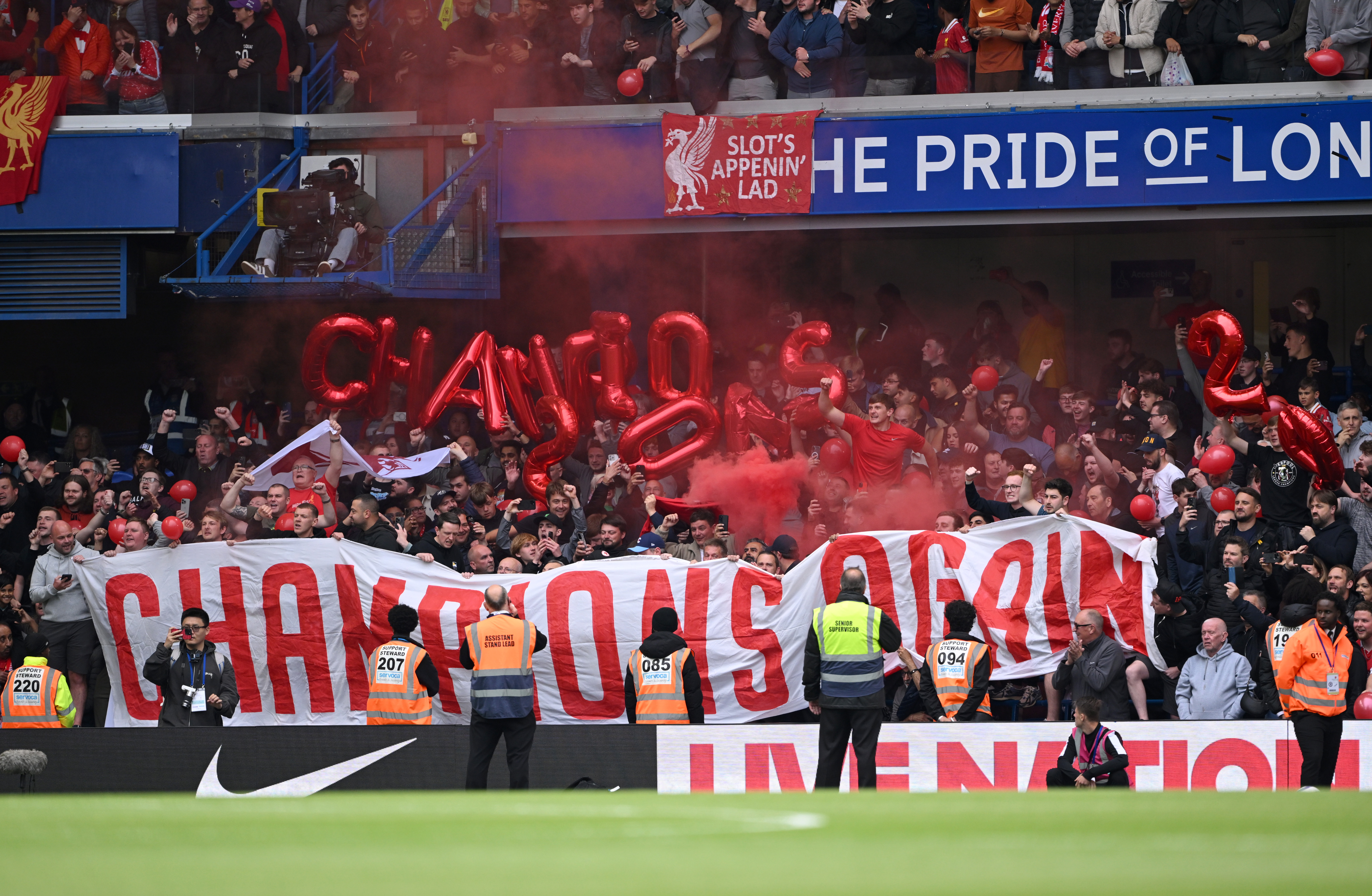 FESTEN FORTSETTER: Det sportslige har lite å si for Liverpool-supporterne etter at ligagullet ble sikret for en uke siden.