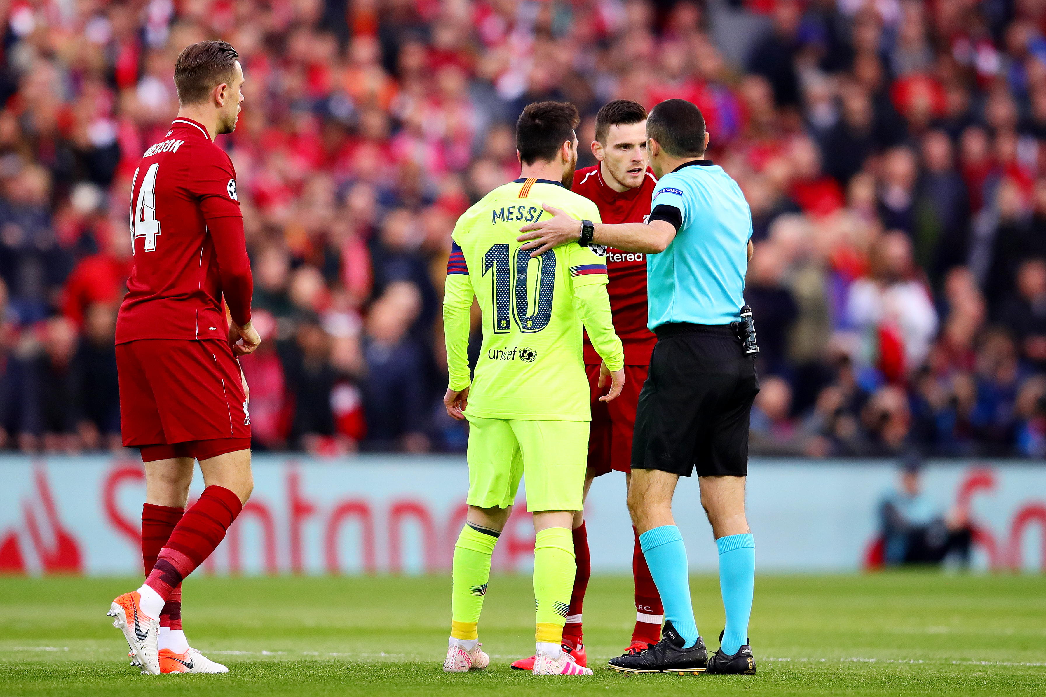 DÅRLIG STEMNING: Andy Robertson kom seg godt under huden på Lionel Messi.