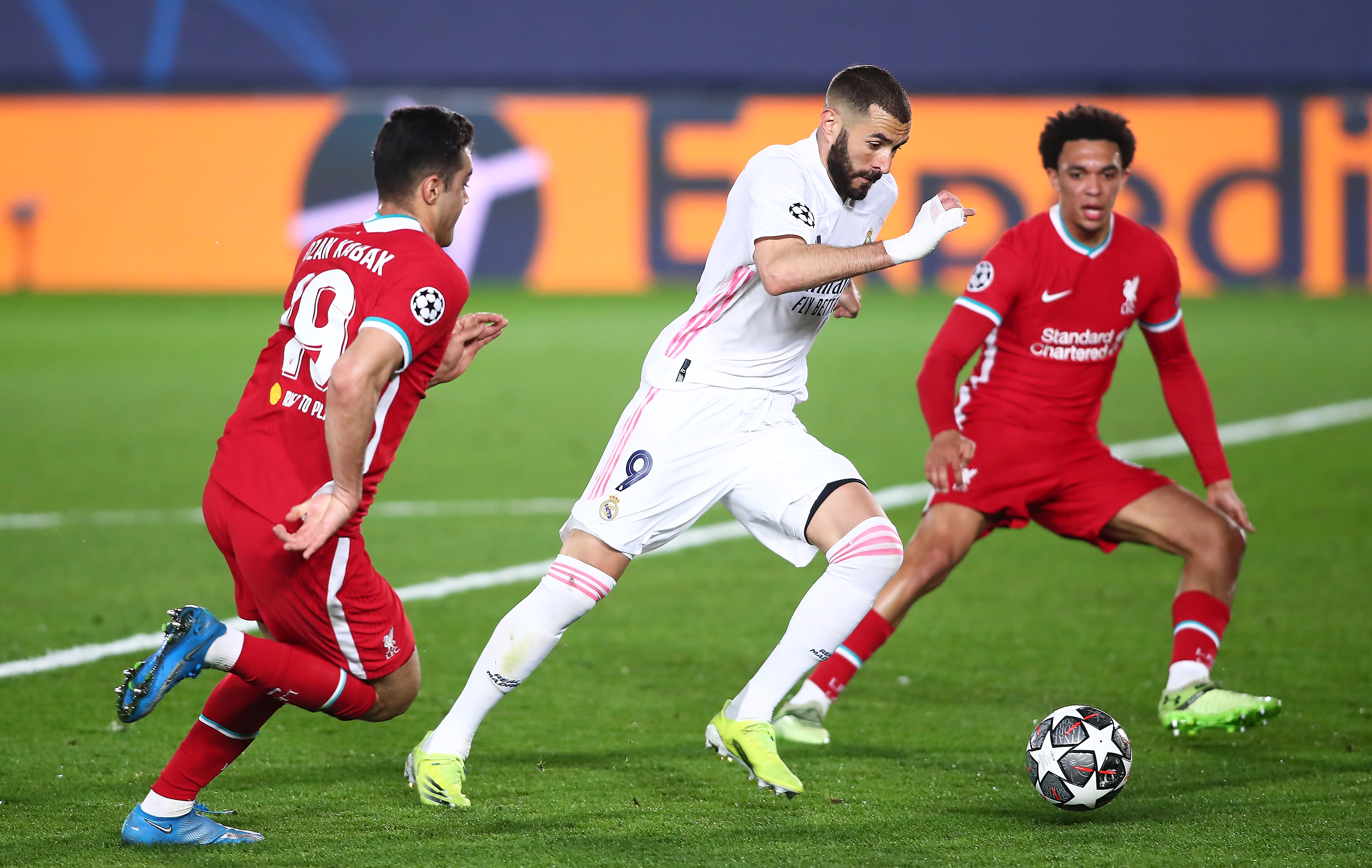 ÅPNET OPP: Karim Benzema og de hvitkledde klarte gang på gang å åpne opp Liverpools forsvarsrekke.