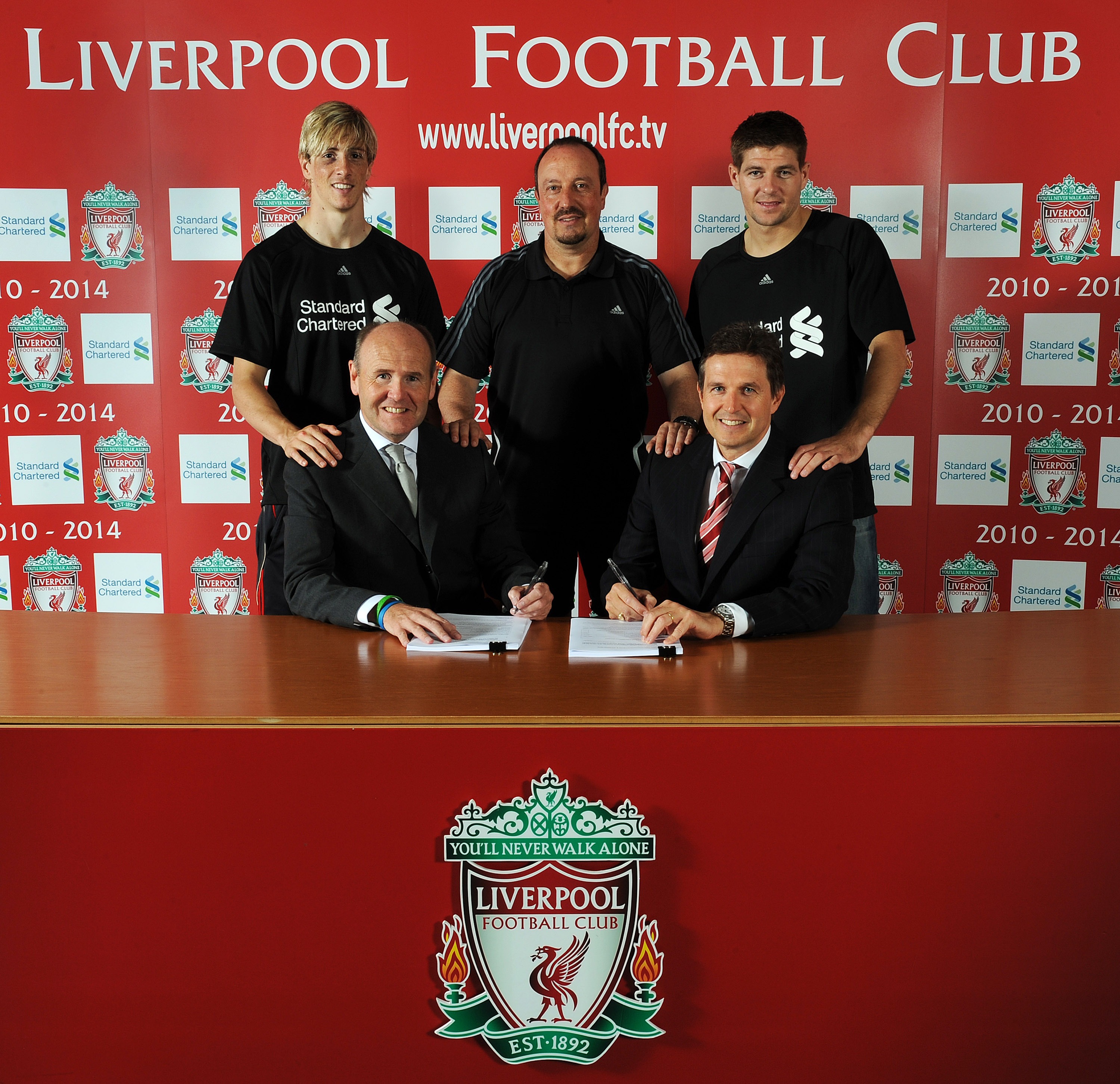 Liverpools tidligere Managing Director Christian Purslow til høyre need, signerer en avtale med Standard Chartereds John Peace, mens Fernando Torres, Rafael Benitez og Steven Gerrard følger med. Nå har Purslow fått Gerrards signatur på en ny kontrakt.