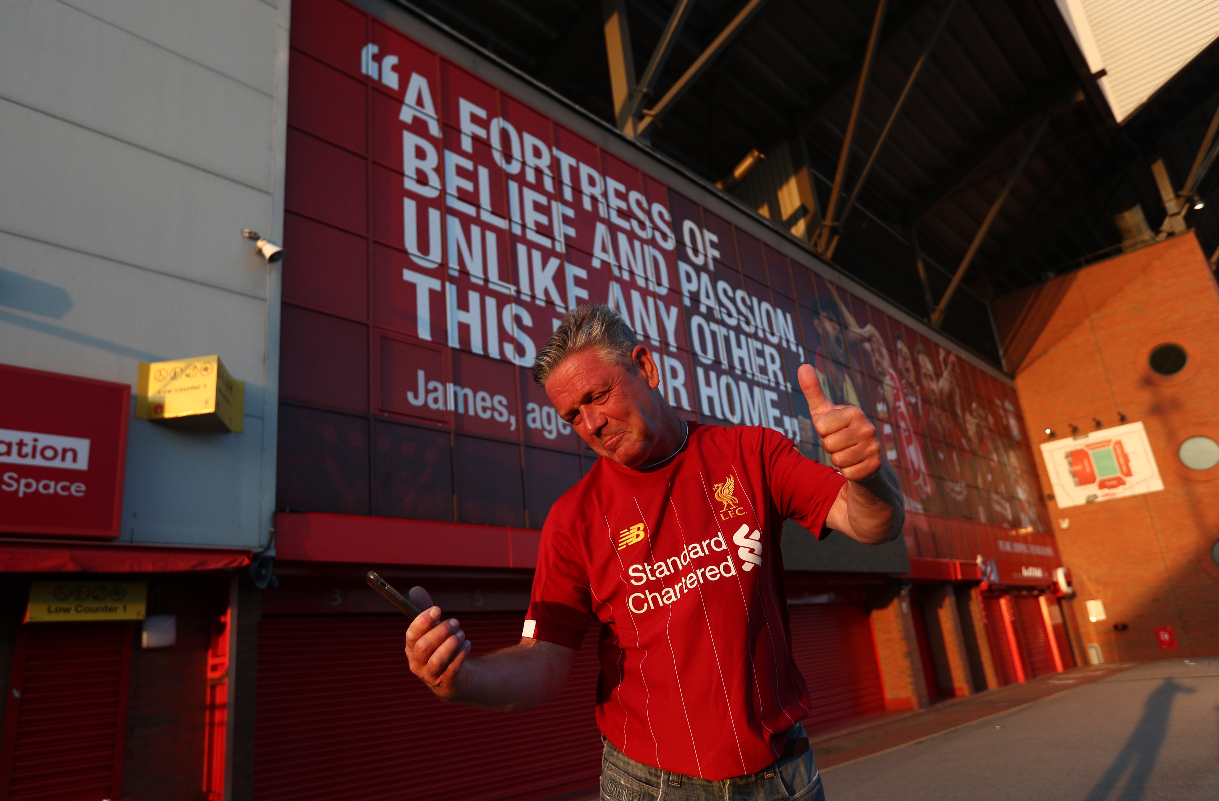 INNGANGSBILLETTEN: Heretter skal du bruke mobiltelefonen for komme inn portene på Anfield.