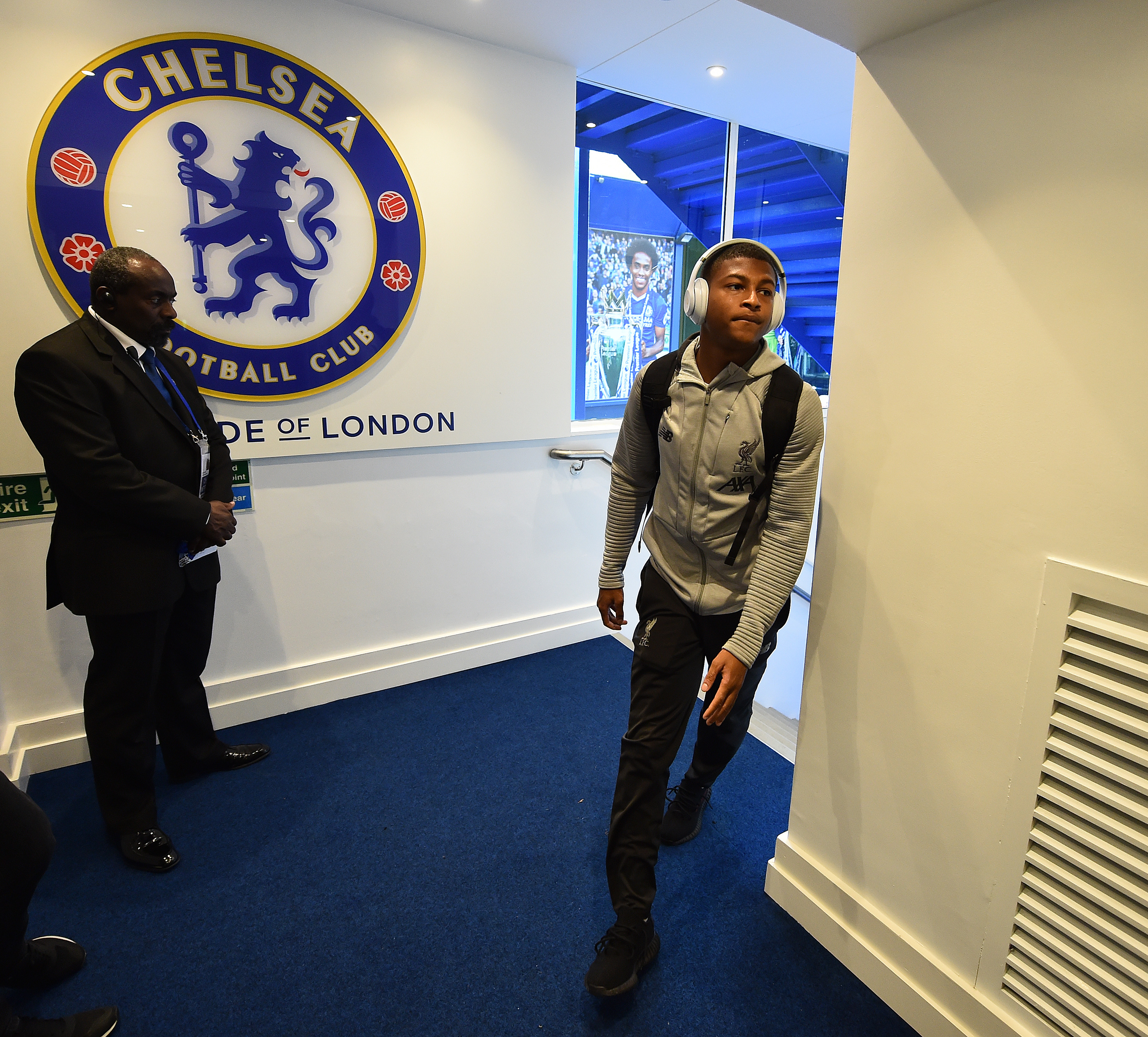 GAMLE TRAKTER: Brewster måtte se flere tidligere lagkamerater få sjansen i Chelsea fra Liverpools benk.