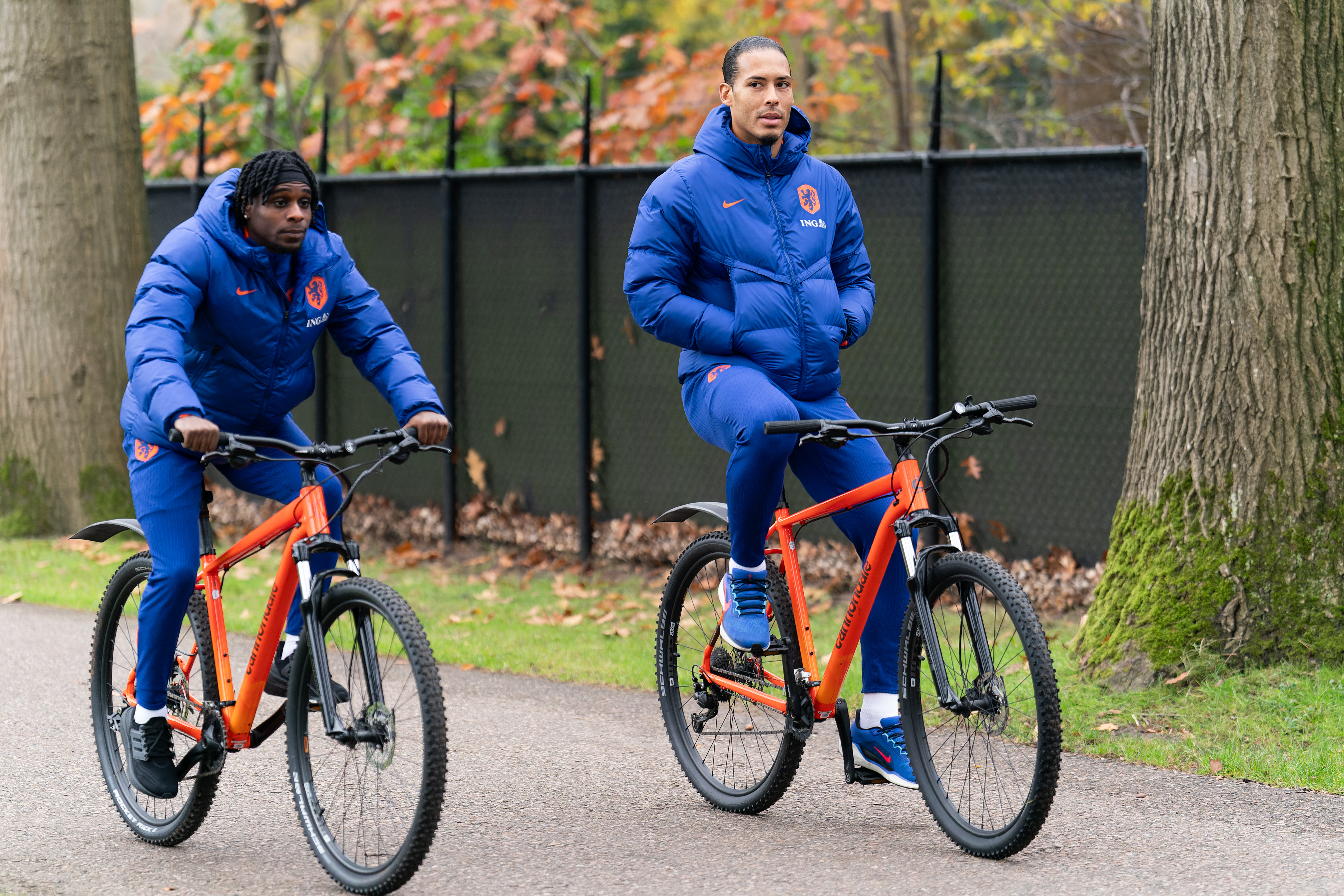 VENNER: Jeremie Frimpong og Virgil van Dijk kjenner hverandre godt fra det nederlandske landslaget.