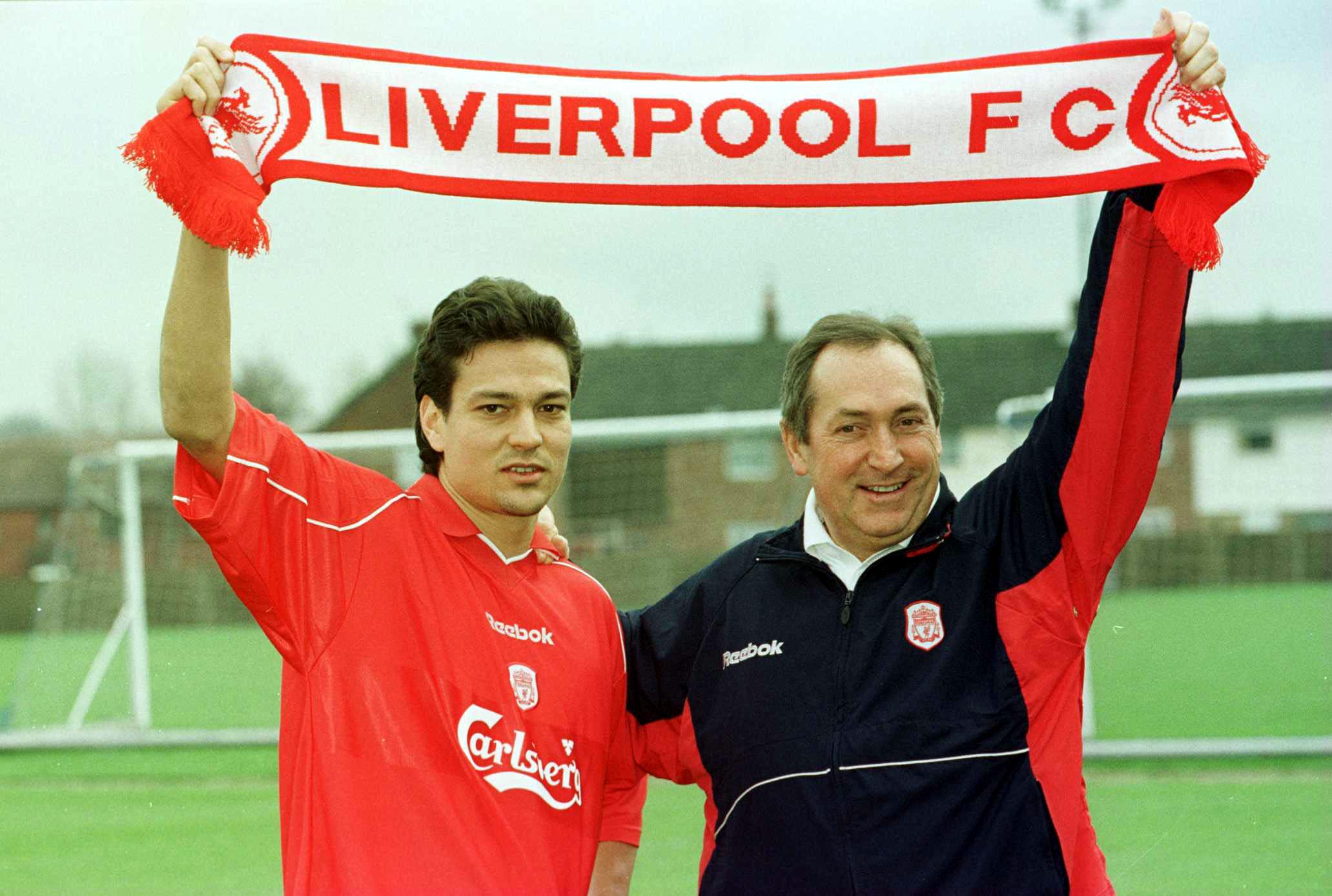 Gerard Houllier viser stolt fram sin nye signering, Jari Litmanen.