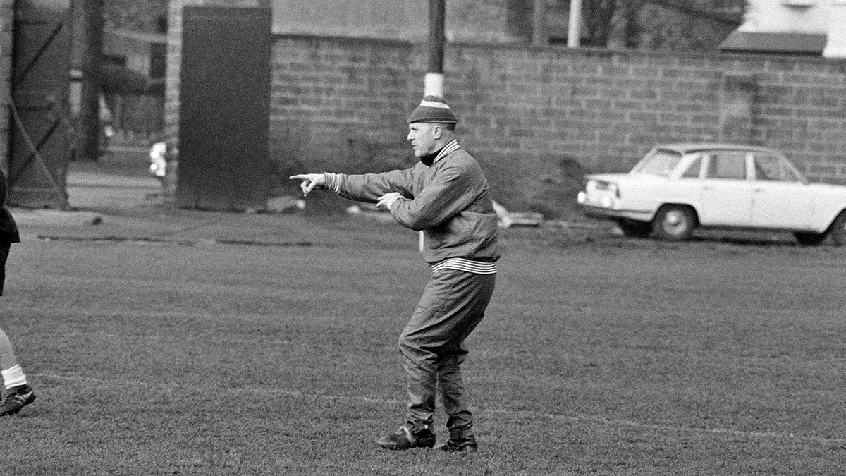 Bill Shankly dirigerer mannskapet under en treningsøkt på Melwood i 1967.