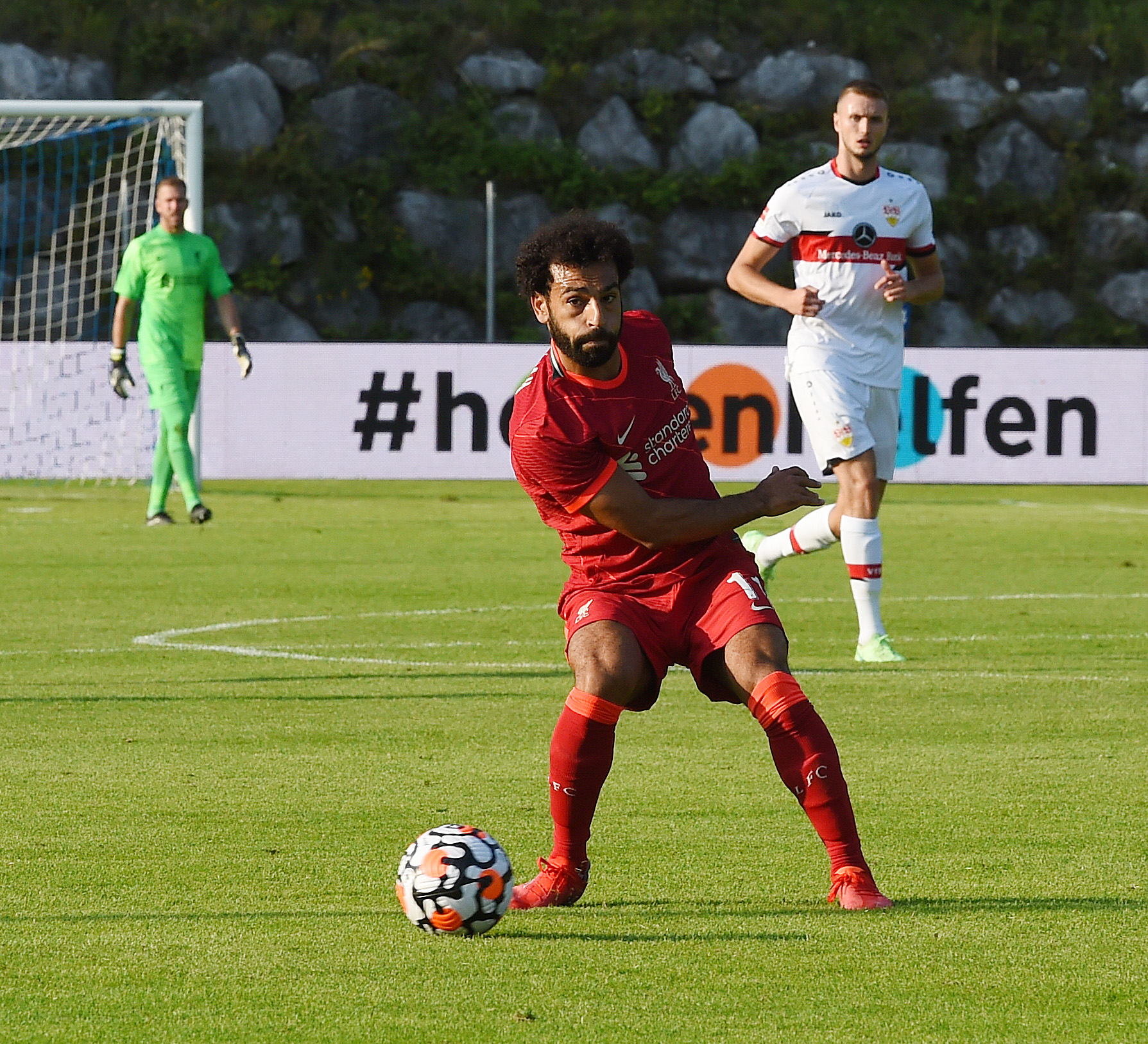 BURDE SCORET: Mohamed Salah kom tidlig alene med keeper.